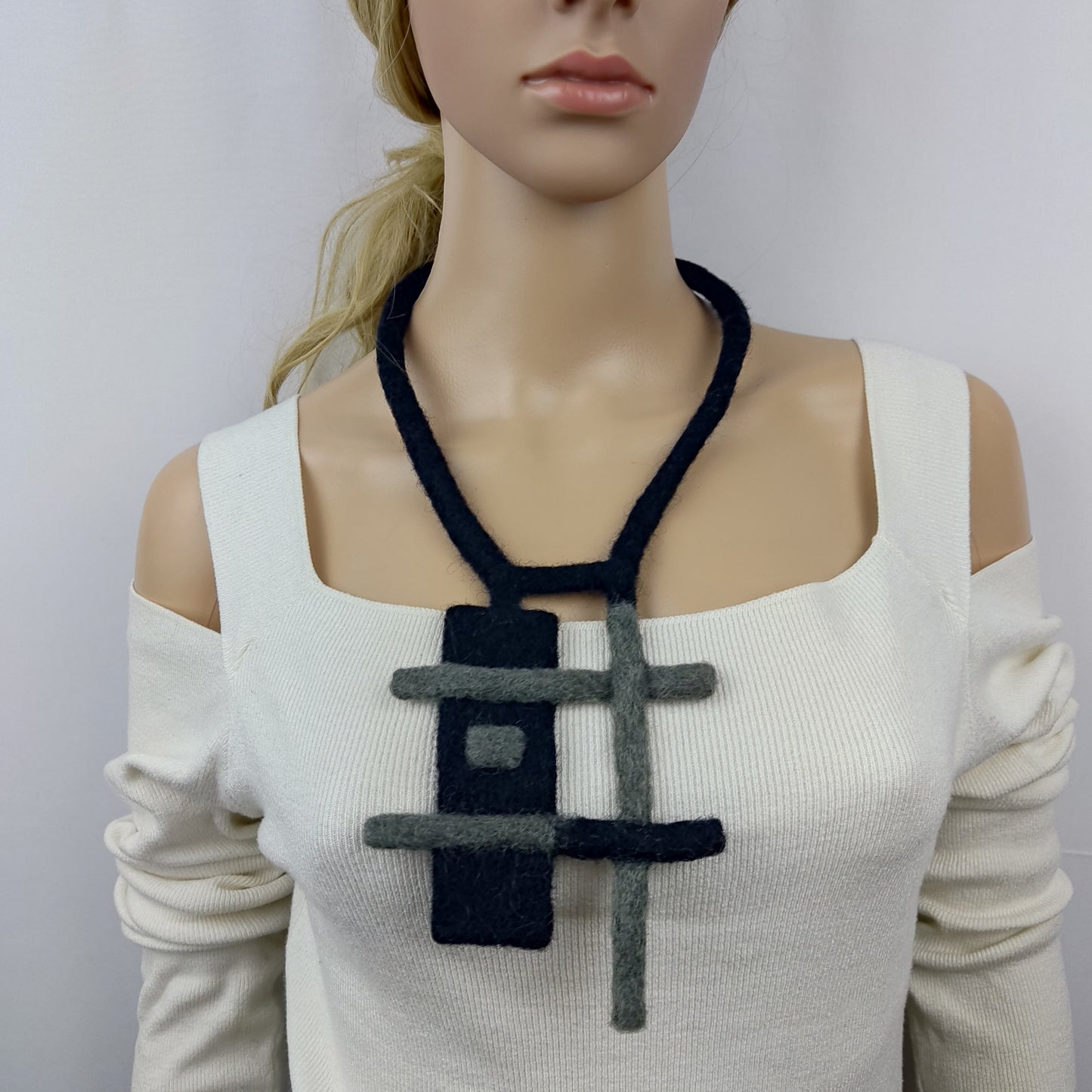 Schwarze und graue Choker-Halskette aus Wollfilz, Halskette mit geometrischer Form, Designer-Filzschmuck, Filzkunst zum Tragen