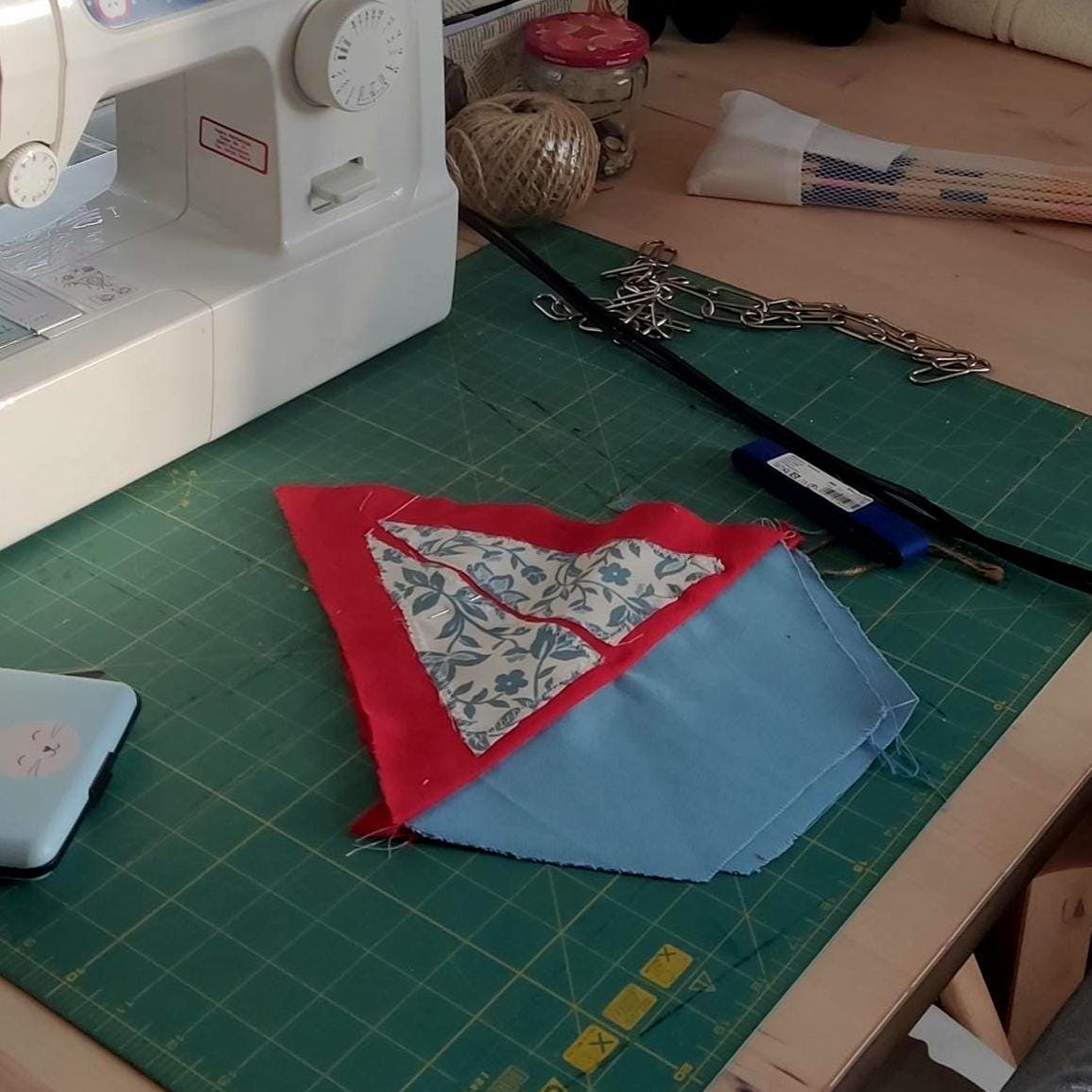 Patchwork-Segelboot-Kissen: Handgefertigtes Kissen im maritimen Stil