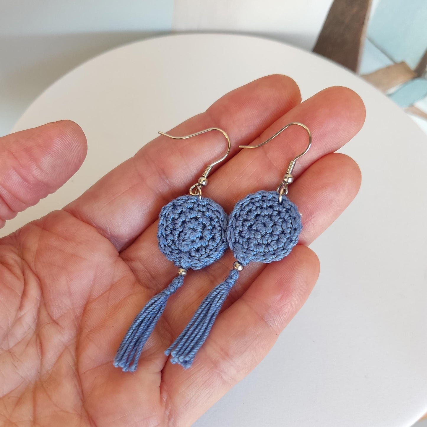 Weiße Häkelquasten-Ohrringe: Boho-Mikrohäkelschmuck