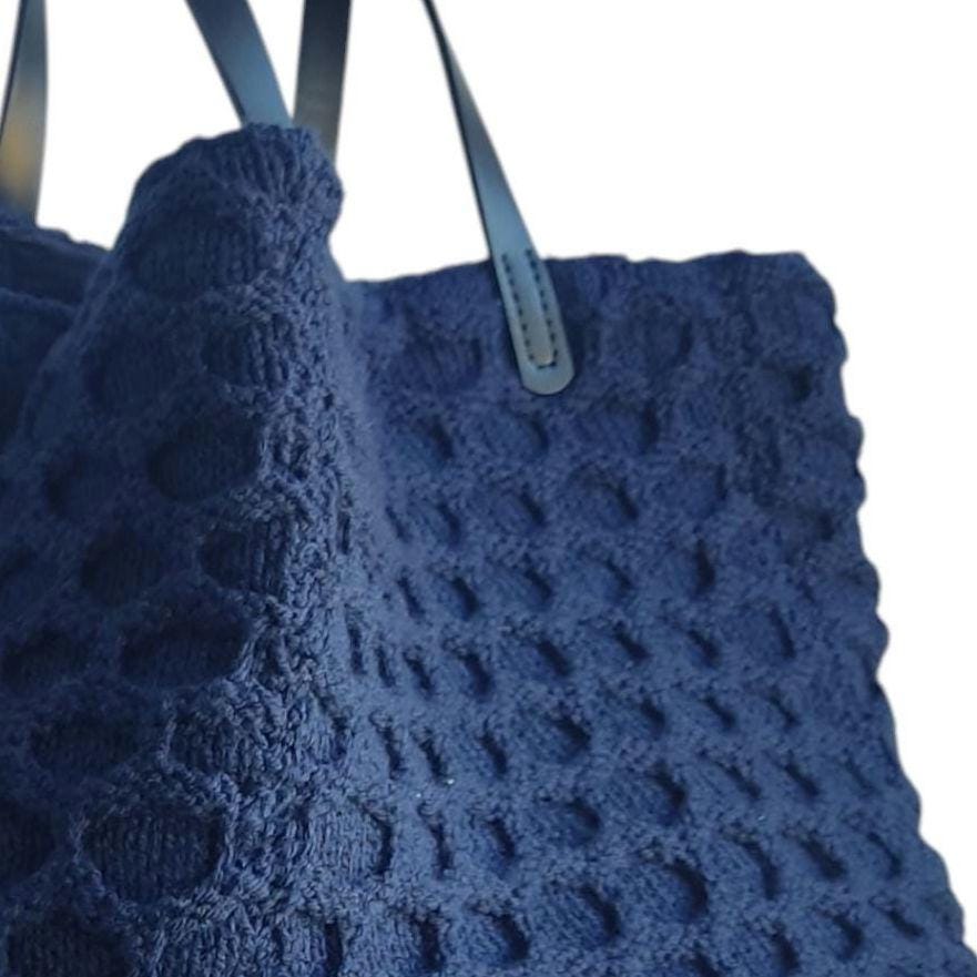 Gehäkelte und gestrickte Tragetasche: Große marineblaue Boho-Handtasche mit Ledergriffen