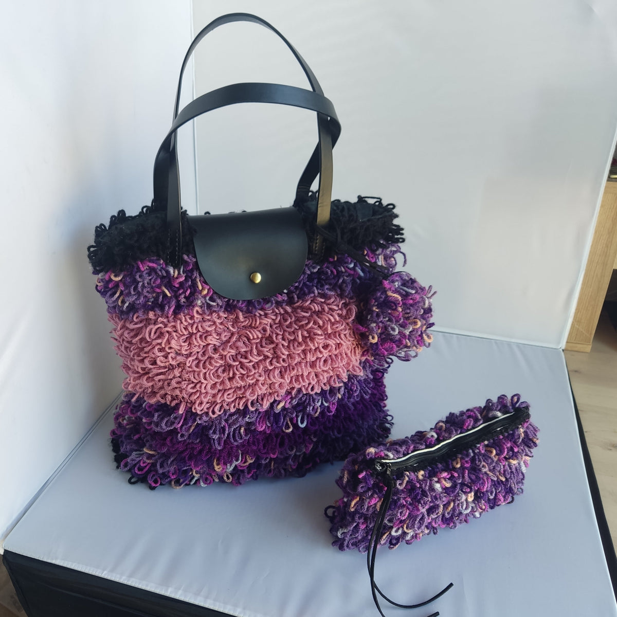 Crochet Loop Stitch Tote Bag Set — Leather Flap Closure, Rectangular Purse & Coin Purse Charm | Handmade in Germany - StepToLight
