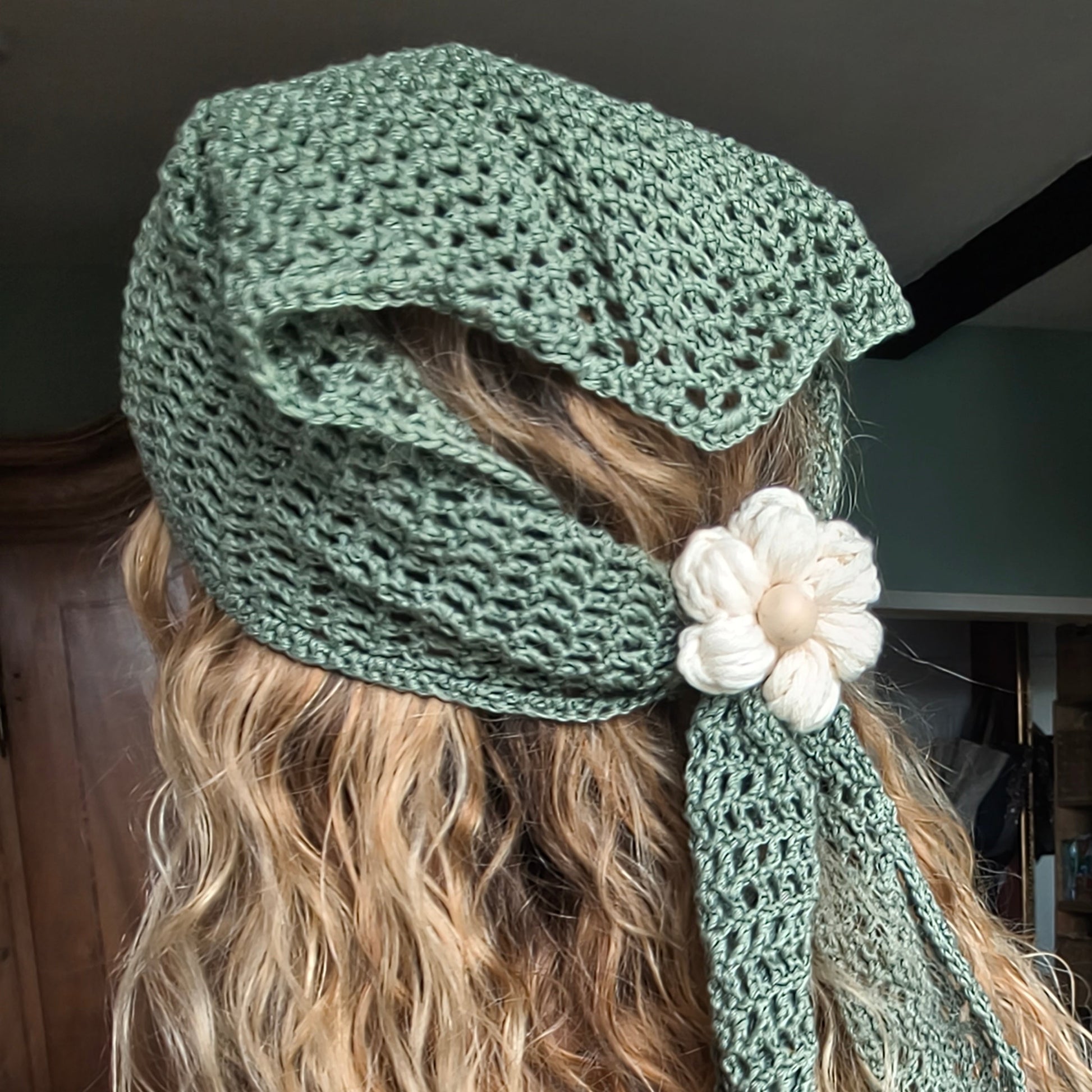 Crochet Triangle Scarf with Daisy Ring — 4 Ways to Wear — Handmade in Germany - StepToLight
