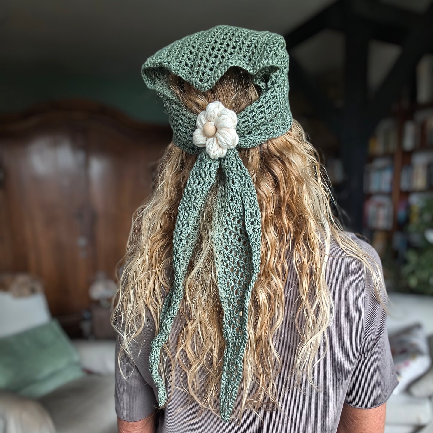 Crochet Triangle Scarf with Daisy Ring — 4 Ways to Wear — Handmade in Germany - StepToLight