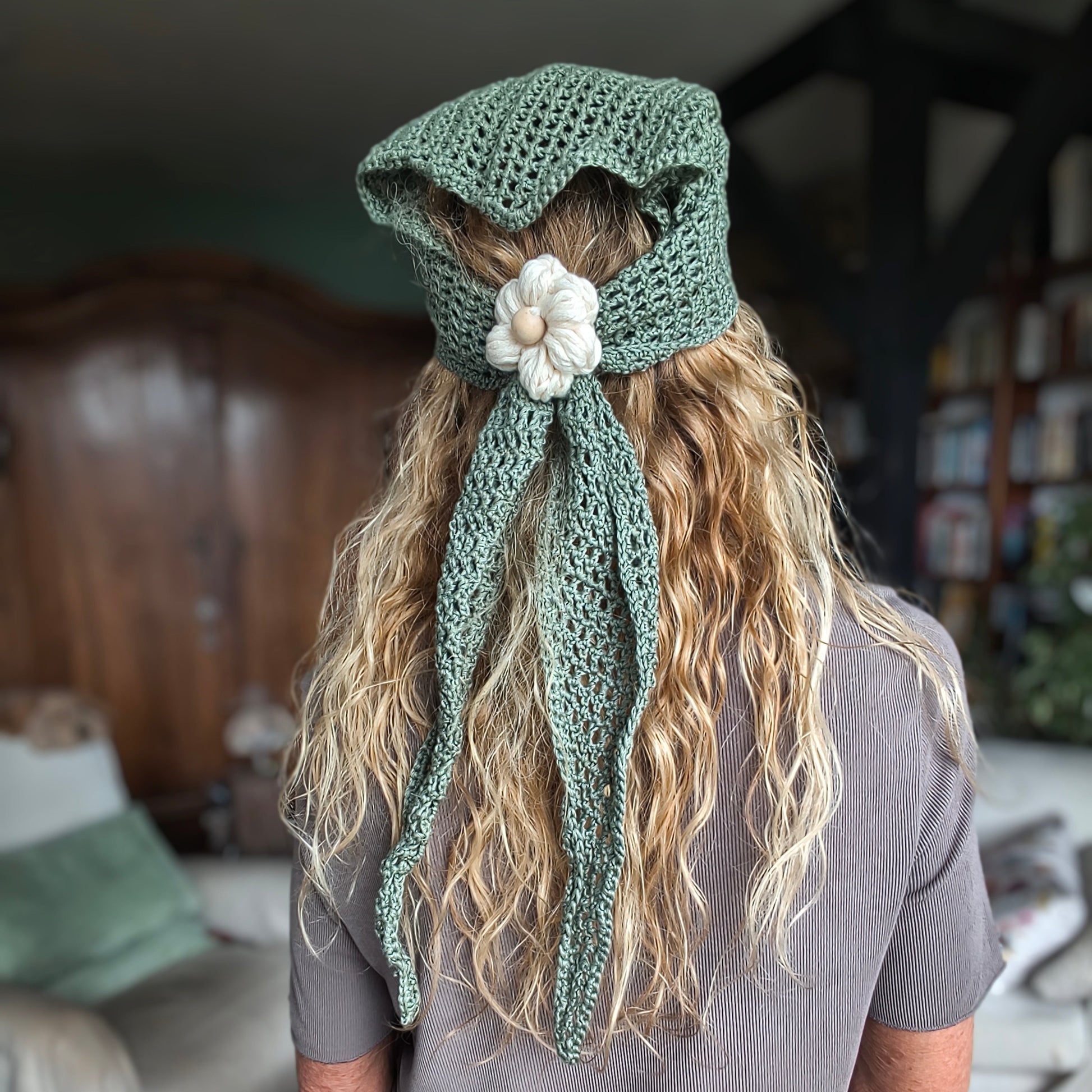 Crochet Triangle Scarf with Daisy Ring — 4 Ways to Wear — Handmade in Germany - StepToLight