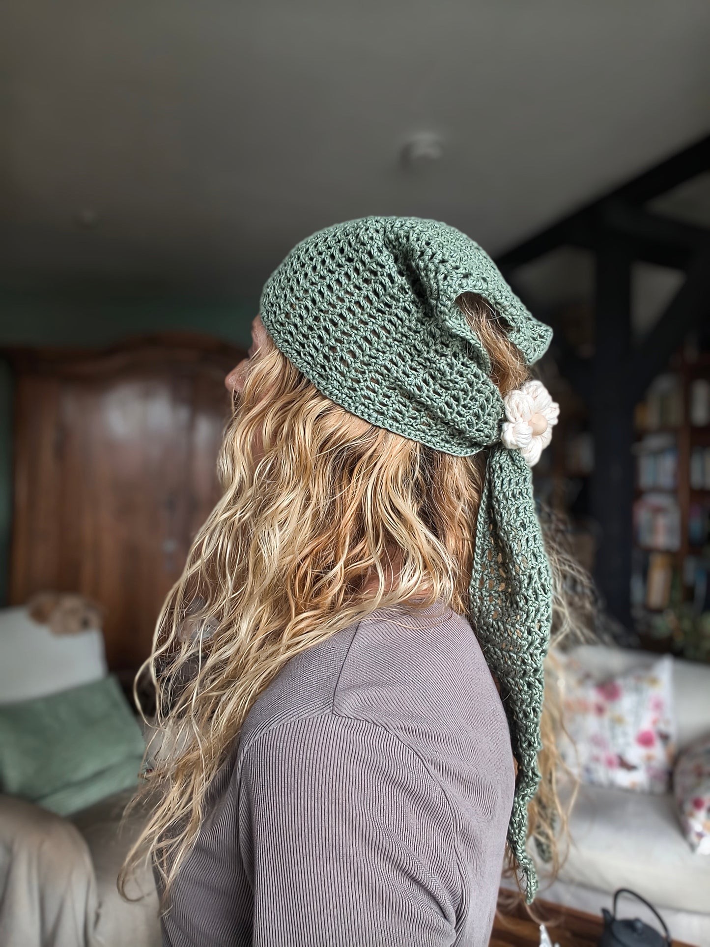Crochet Triangle Scarf with Daisy Ring — 4 Ways to Wear — Handmade in Germany - StepToLight