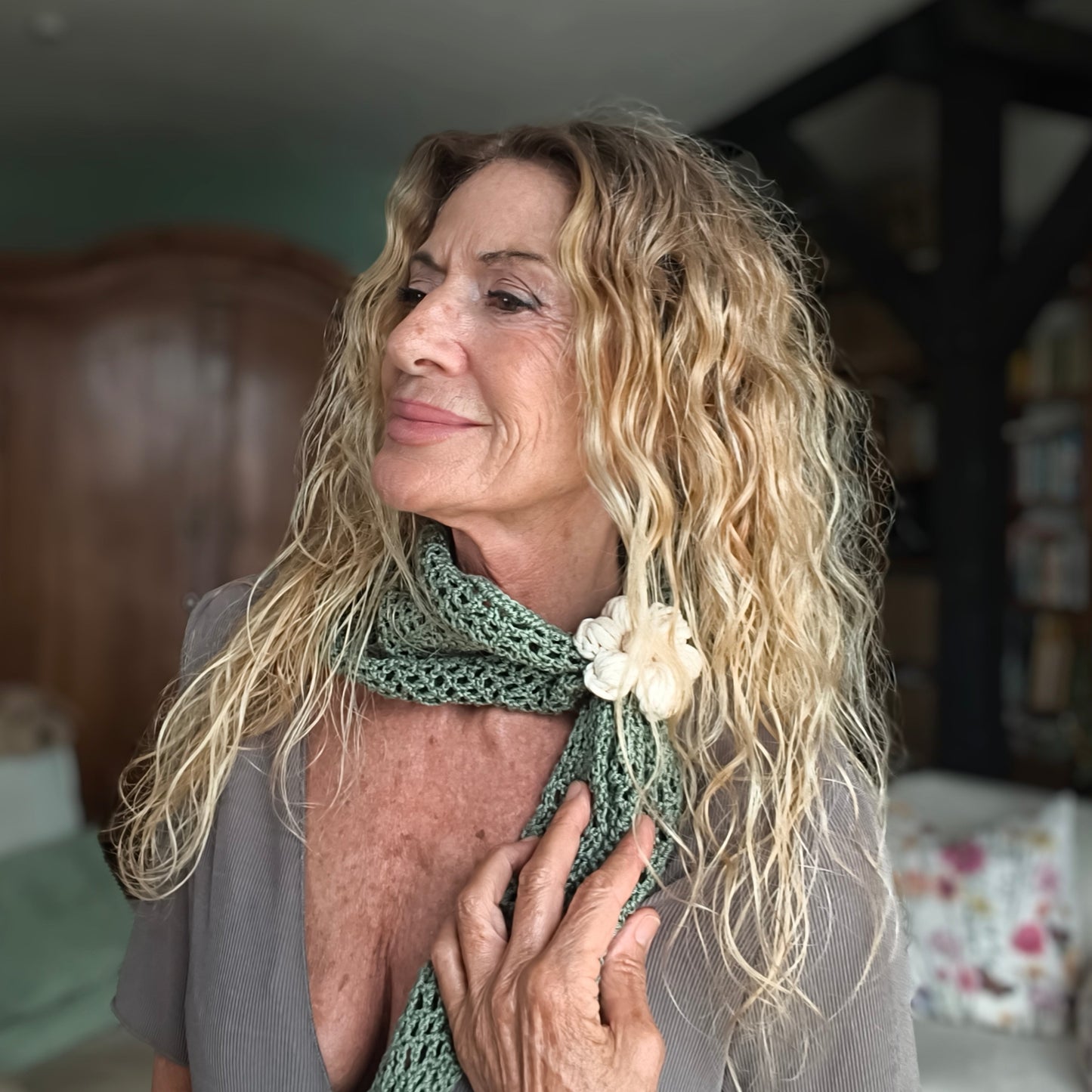 Crochet Triangle Scarf with Daisy Ring — 4 Ways to Wear — Handmade in Germany - StepToLight