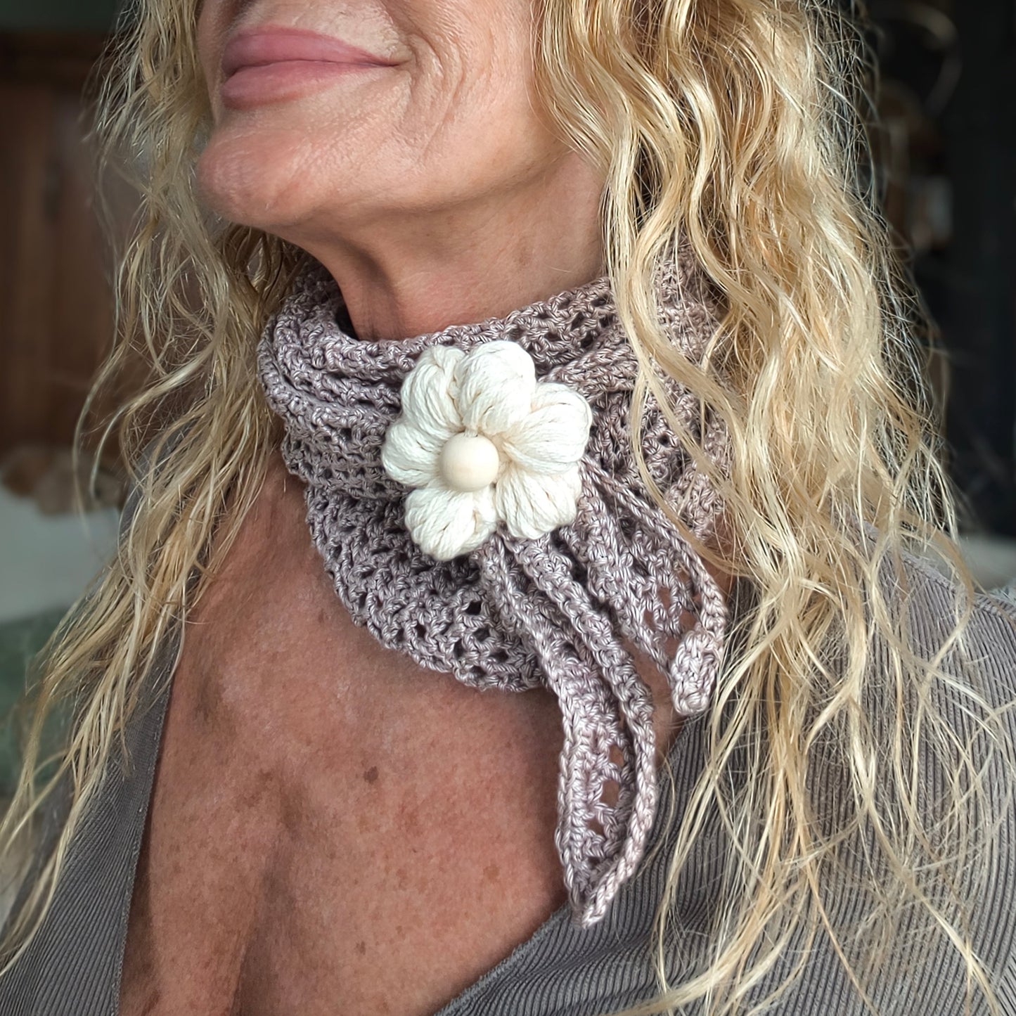 Crochet Triangle Scarf with Daisy Ring — 4 Ways to Wear — Handmade in Germany - StepToLight