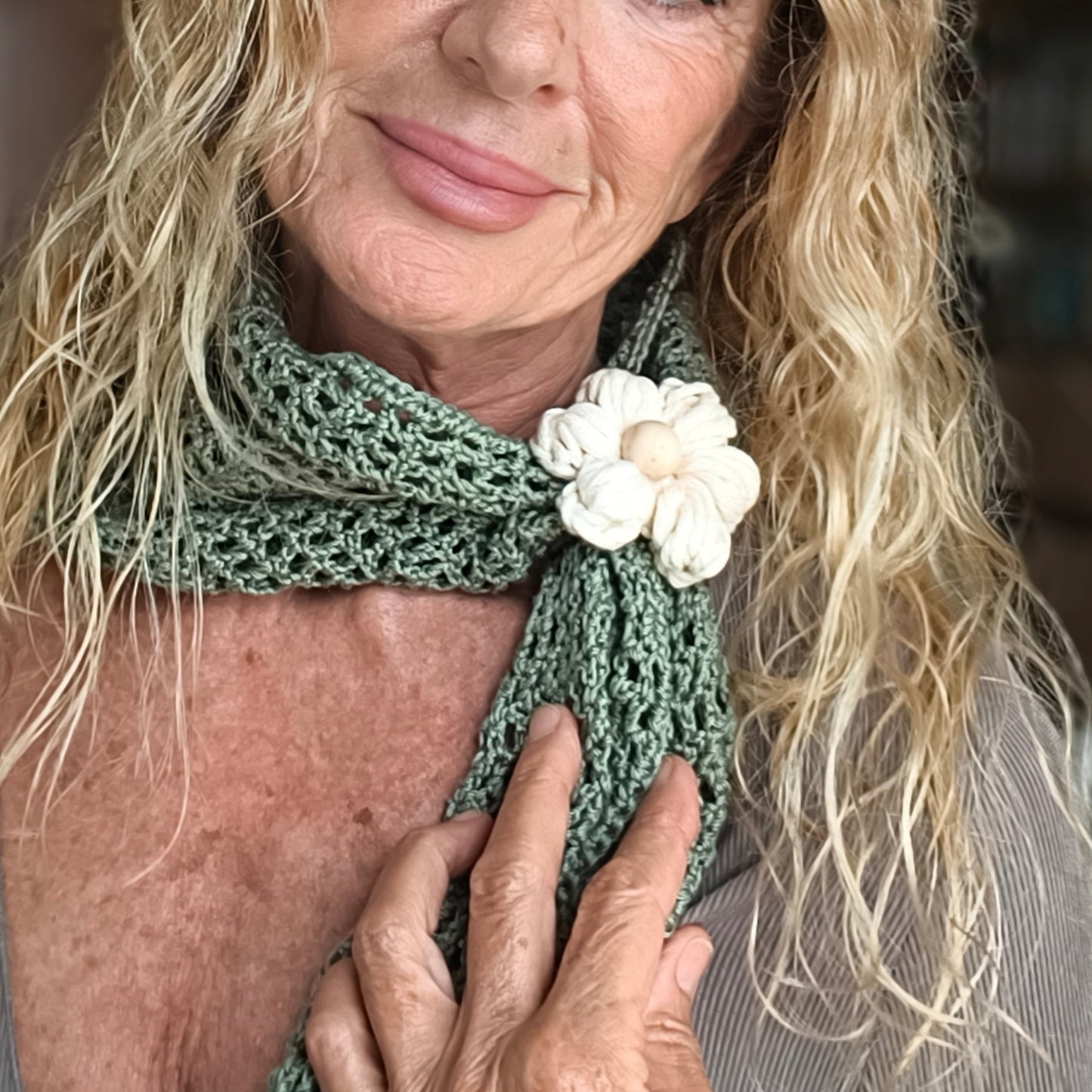 Crochet Triangle Scarf with Daisy Ring — 4 Ways to Wear — Handmade in Germany - StepToLight