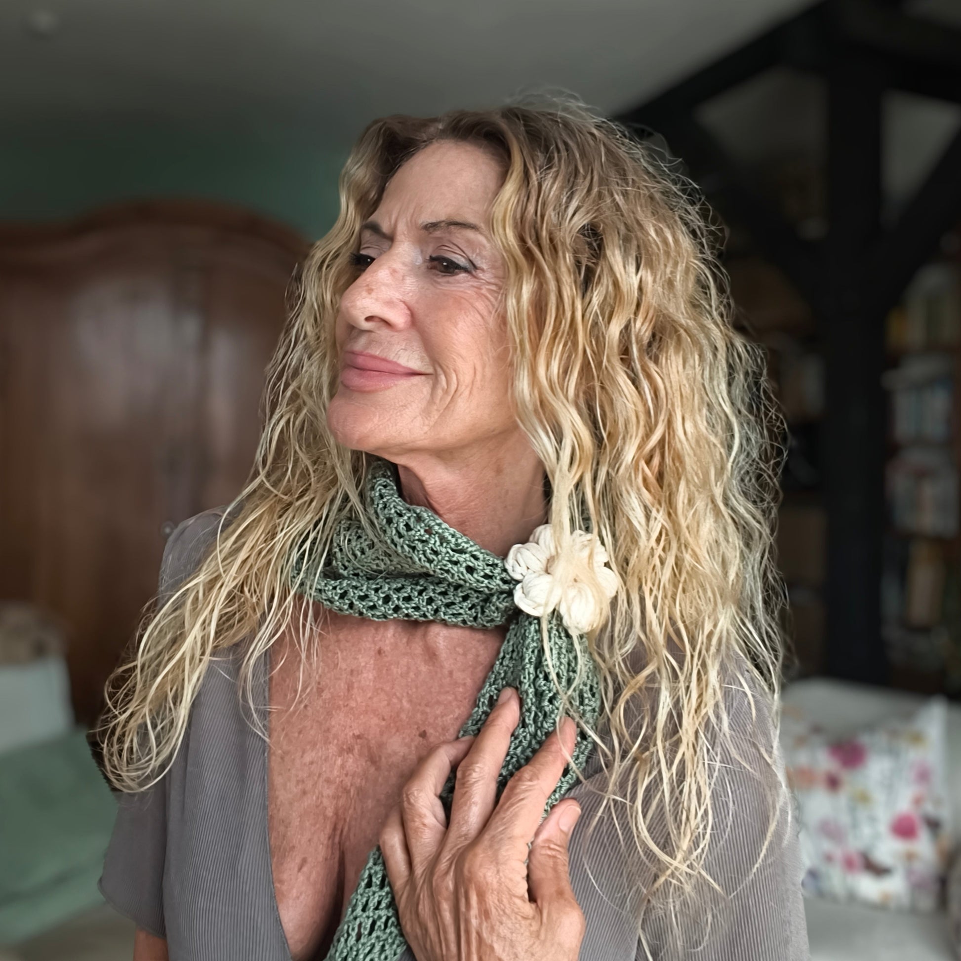Crochet Triangle Scarf with Daisy Ring — 4 Ways to Wear — Handmade in Germany - StepToLight