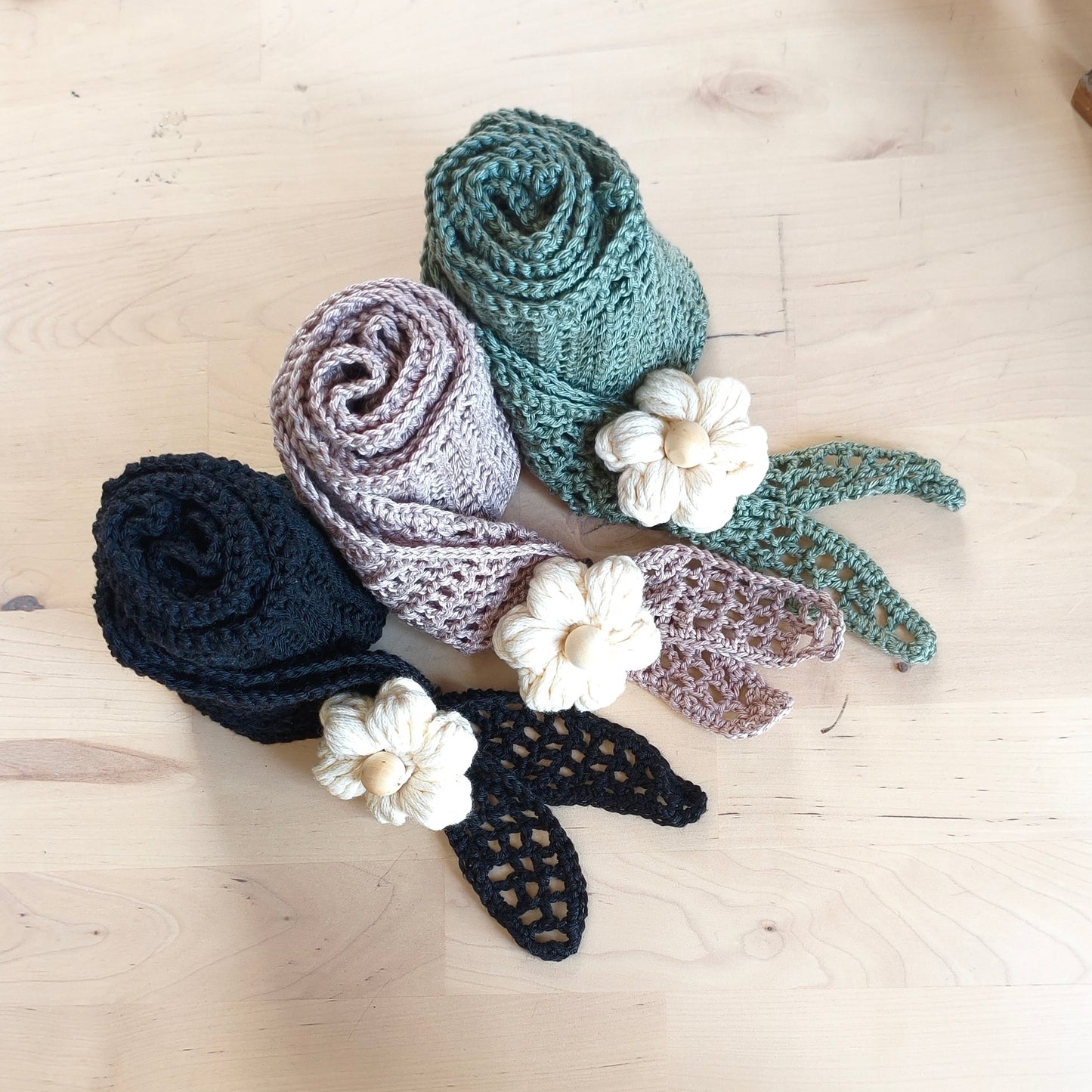 Crochet Triangle Scarf with Daisy Ring — 4 Ways to Wear — Handmade in Germany - StepToLight