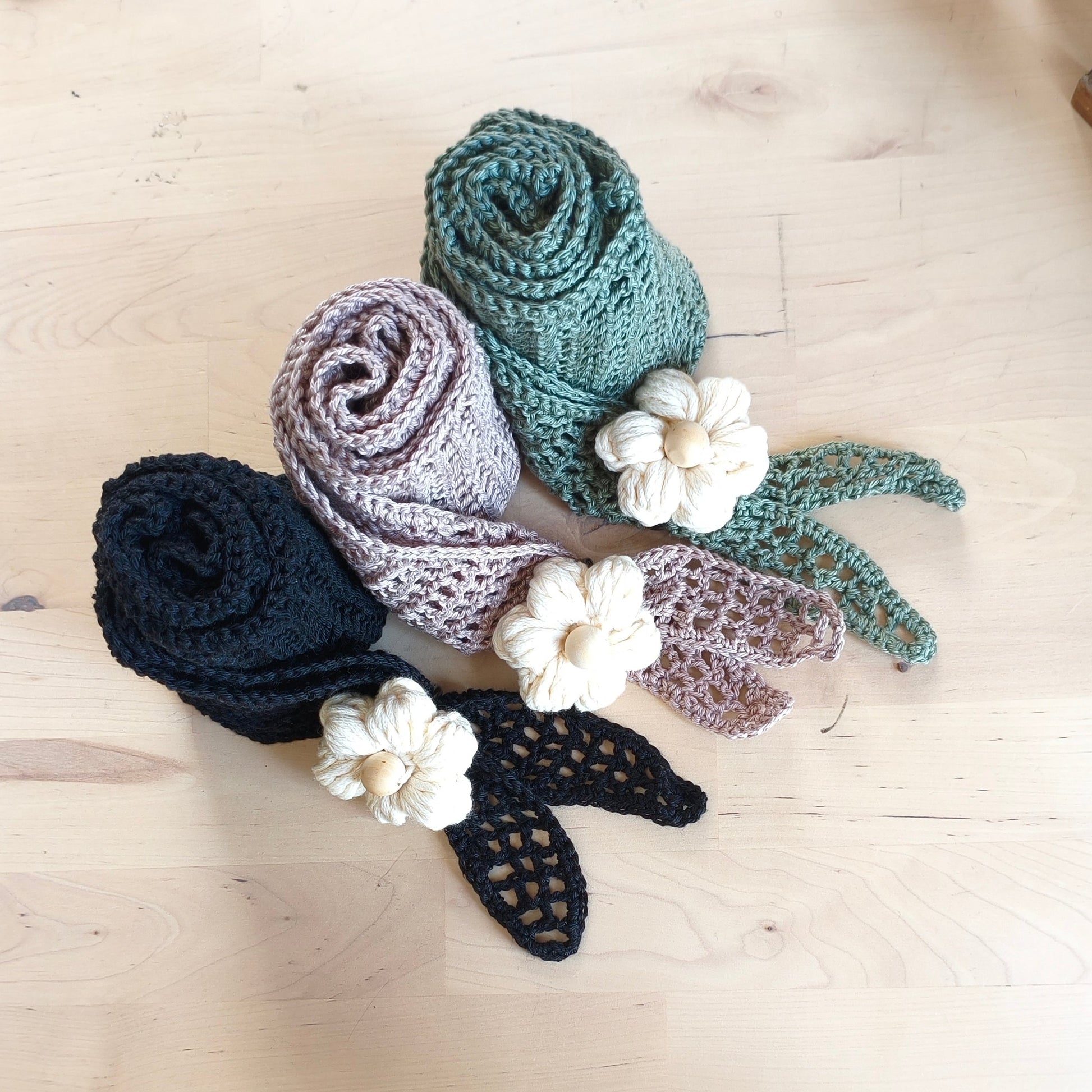 Crochet Triangle Scarf with Daisy Ring — 4 Ways to Wear — Handmade in Germany - StepToLight