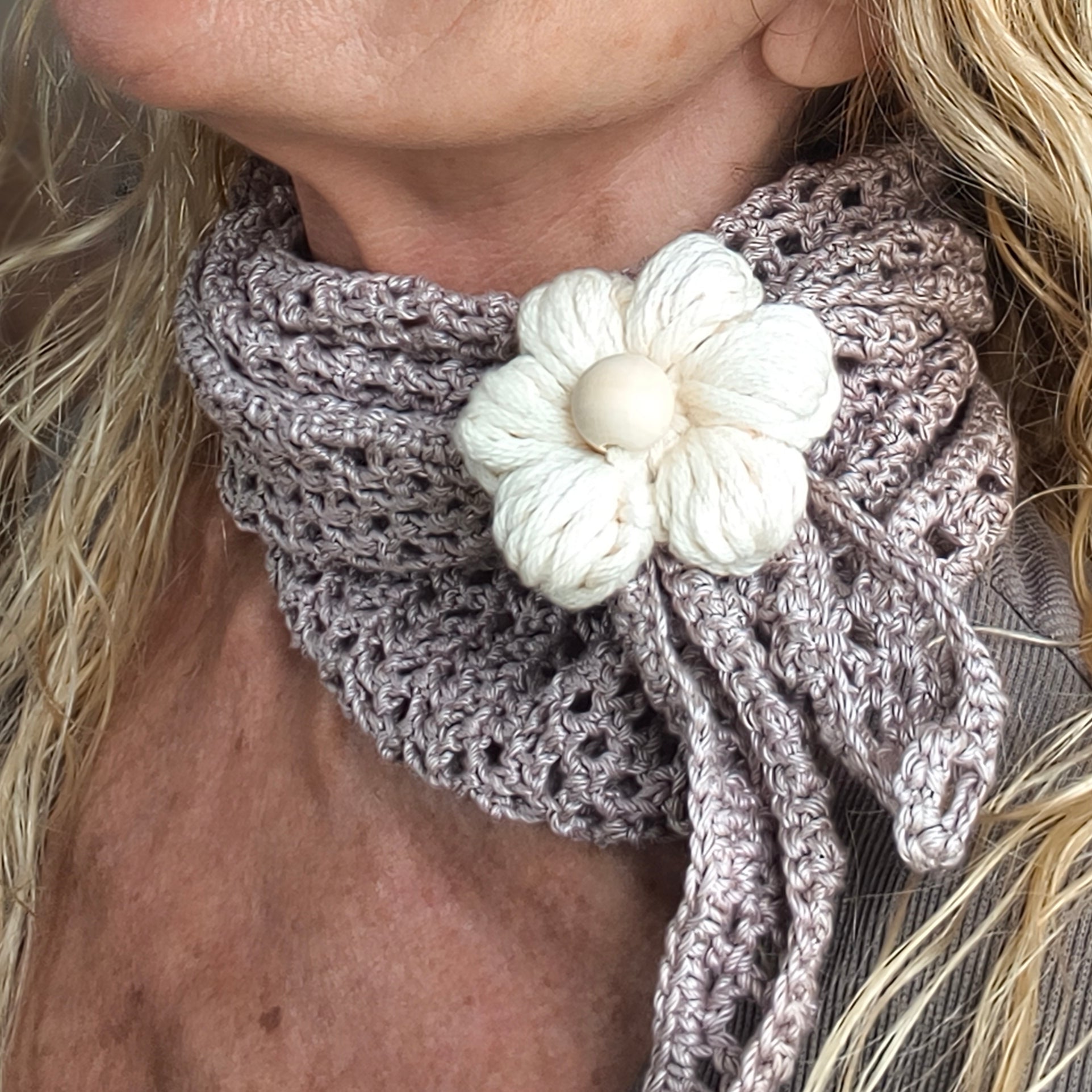 Crochet Triangle Scarf with Daisy Ring — 4 Ways to Wear — Handmade in Germany - StepToLight