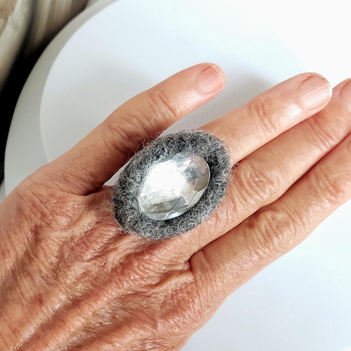 Elegant Dark Gray Felt Ring with Crystal Stone - StepToLight