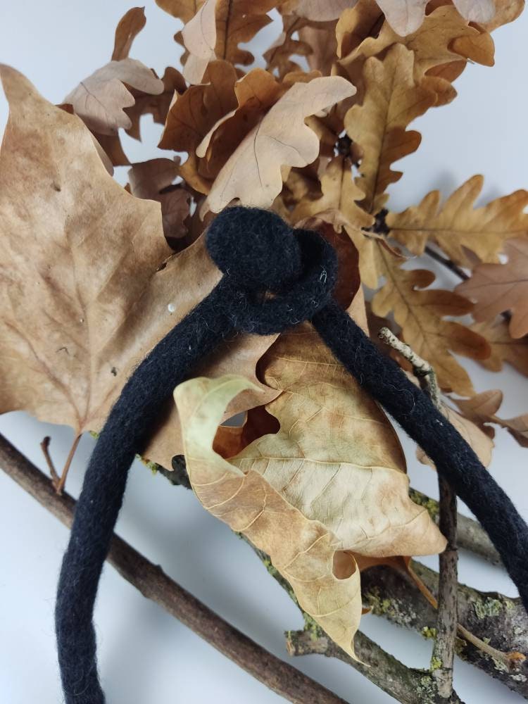 Schwarze und graue Choker-Halskette aus Wollfilz, Halskette mit geometrischer Form, Designer-Filzschmuck, Filzkunst zum Tragen