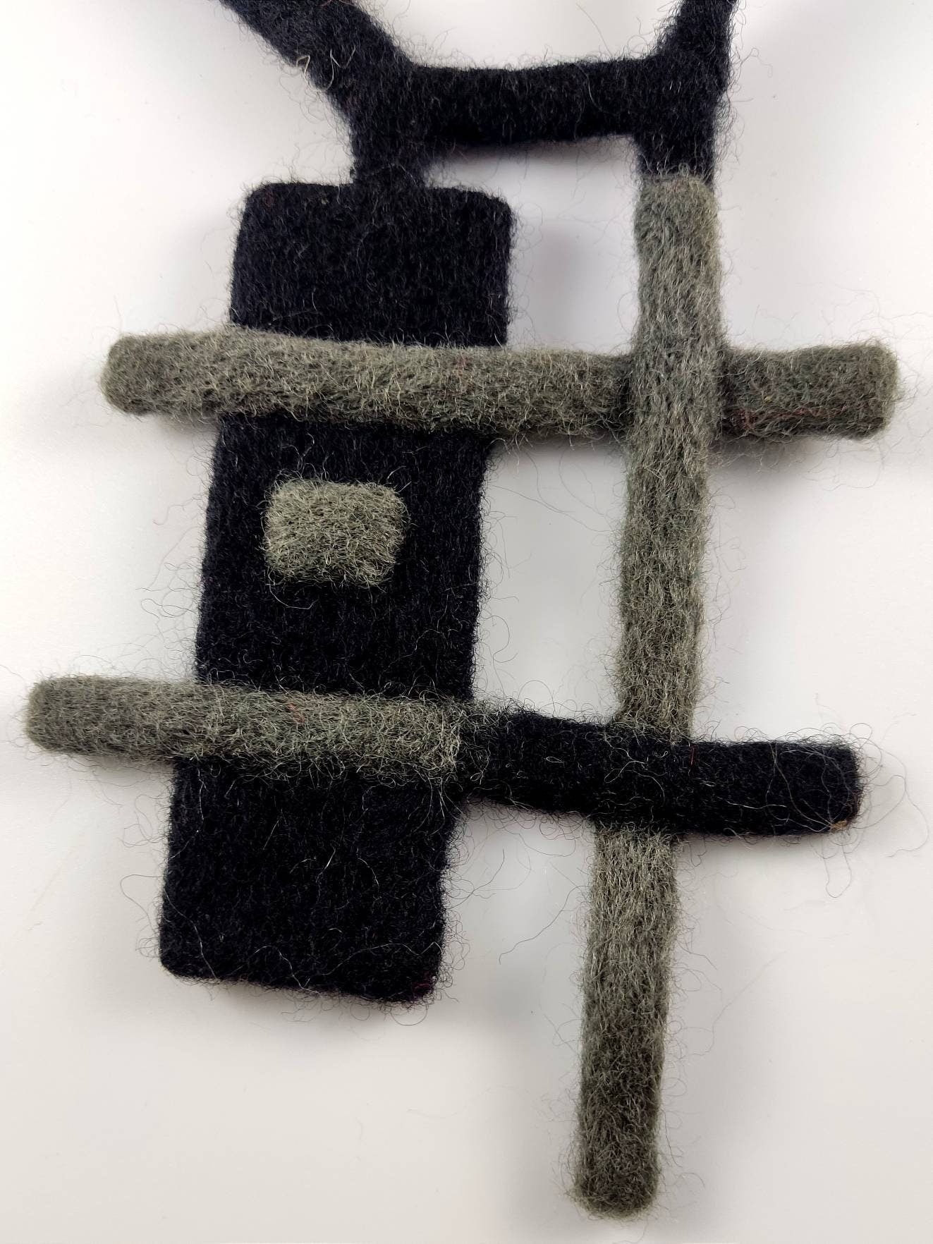 Schwarze und graue Choker-Halskette aus Wollfilz, Halskette mit geometrischer Form, Designer-Filzschmuck, Filzkunst zum Tragen