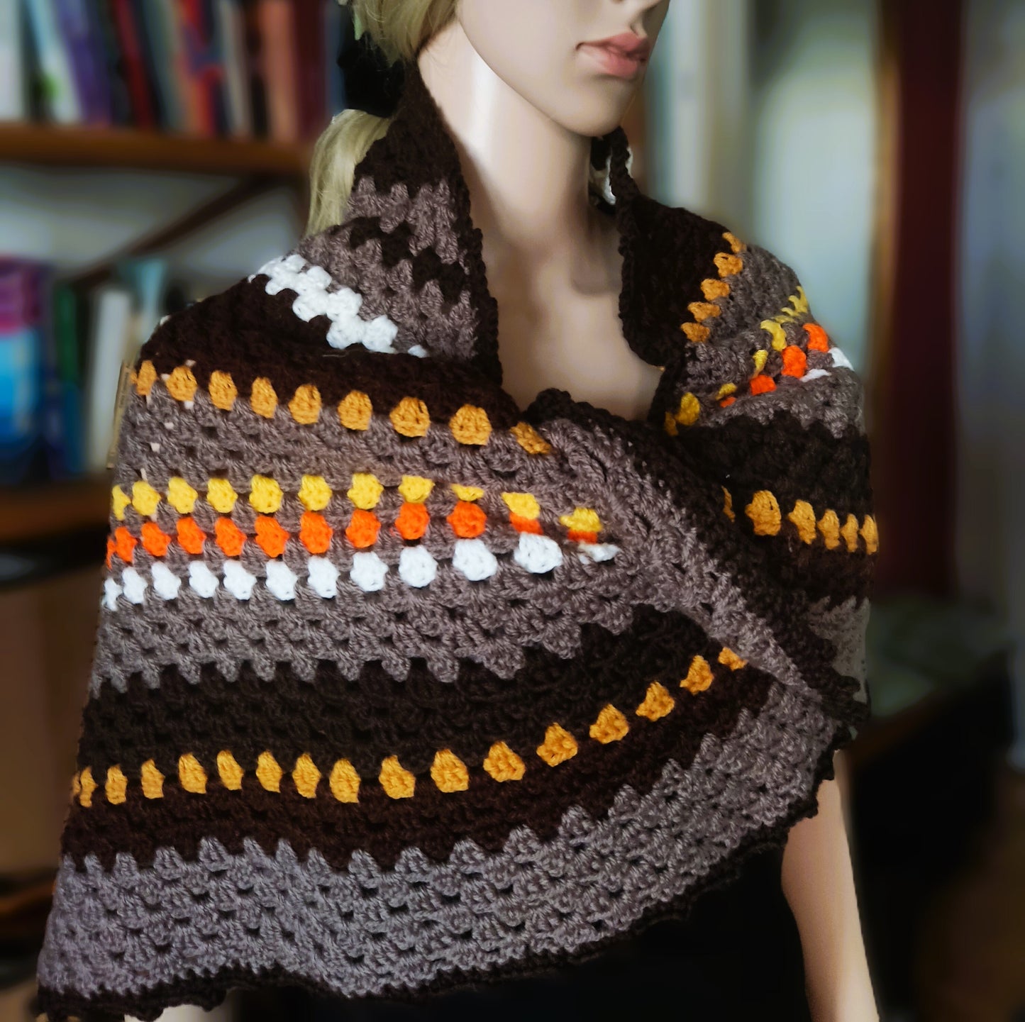 Gehäkelter Granny-Dreiecksschal, gehäkelter braun-orange-weiß gestreifter Dreiecksschal, gehäkelter Deckenschal, gehäkelter dreieckiger Wickelschal