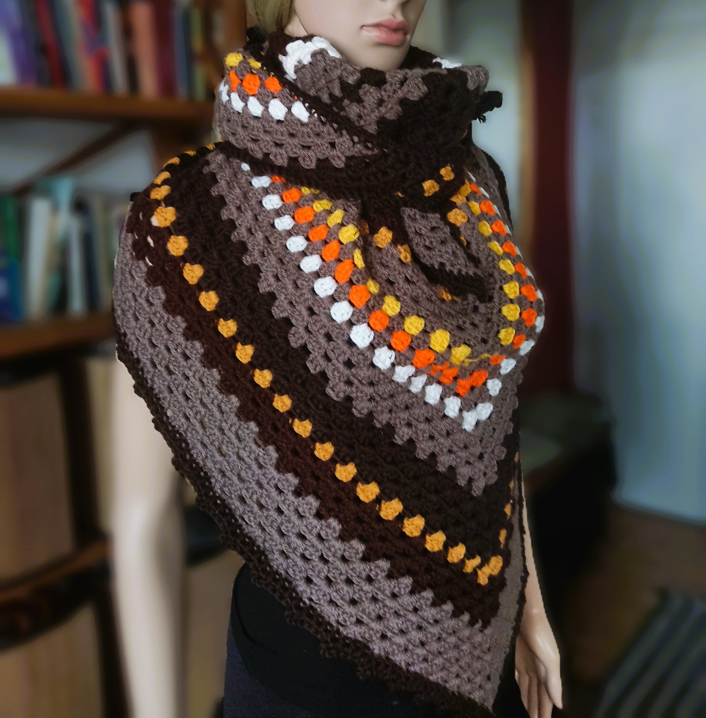 Gehäkelter Granny-Dreiecksschal, gehäkelter braun-orange-weiß gestreifter Dreiecksschal, gehäkelter Deckenschal, gehäkelter dreieckiger Wickelschal