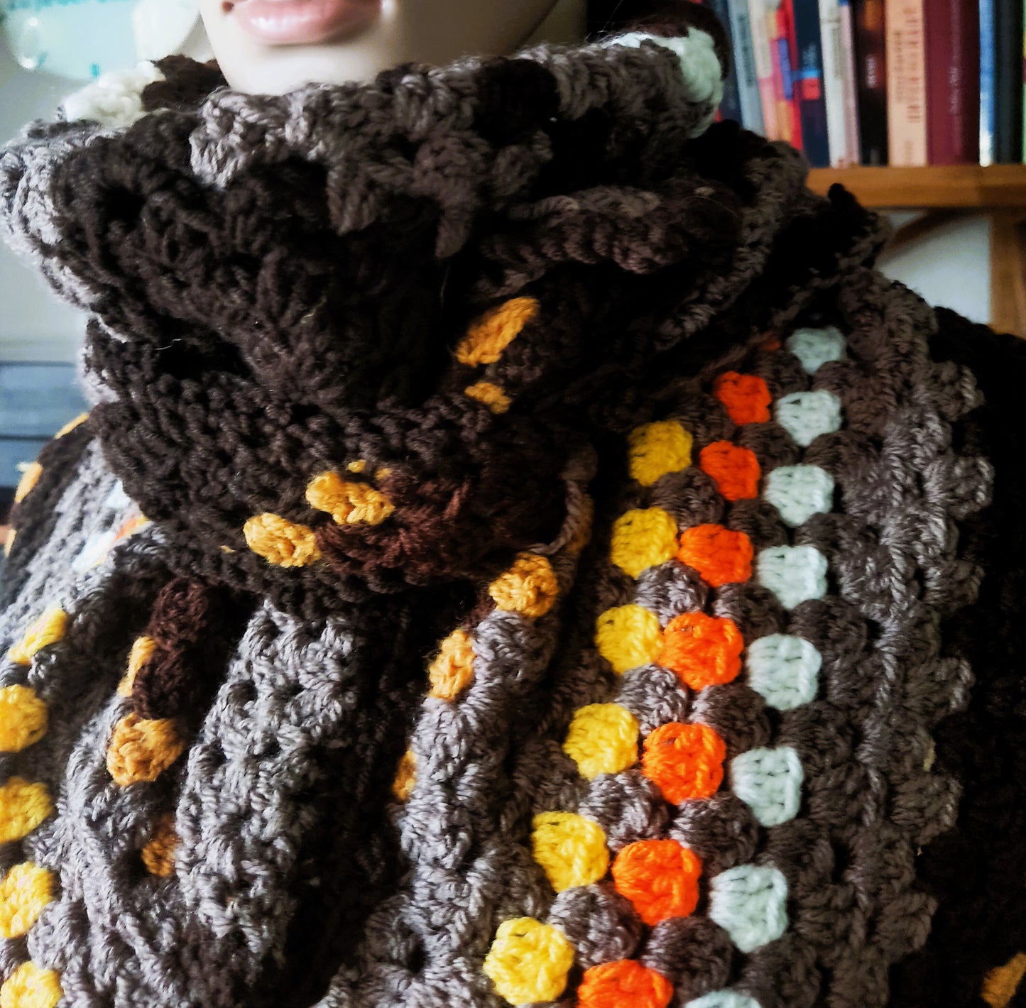 Gehäkelter Granny-Dreiecksschal, gehäkelter braun-orange-weiß gestreifter Dreiecksschal, gehäkelter Deckenschal, gehäkelter dreieckiger Wickelschal