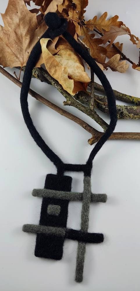 Schwarze und graue Choker-Halskette aus Wollfilz, Halskette mit geometrischer Form, Designer-Filzschmuck, Filzkunst zum Tragen