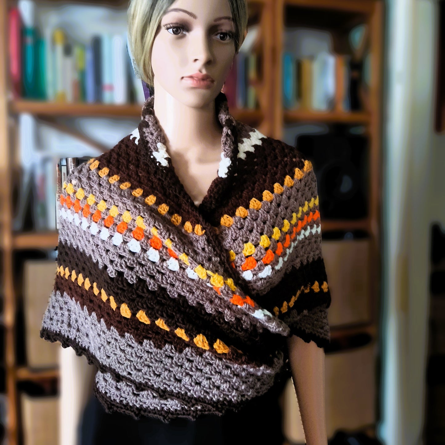 Gehäkelter Granny-Dreiecksschal, gehäkelter braun-orange-weiß gestreifter Dreiecksschal, gehäkelter Deckenschal, gehäkelter dreieckiger Wickelschal