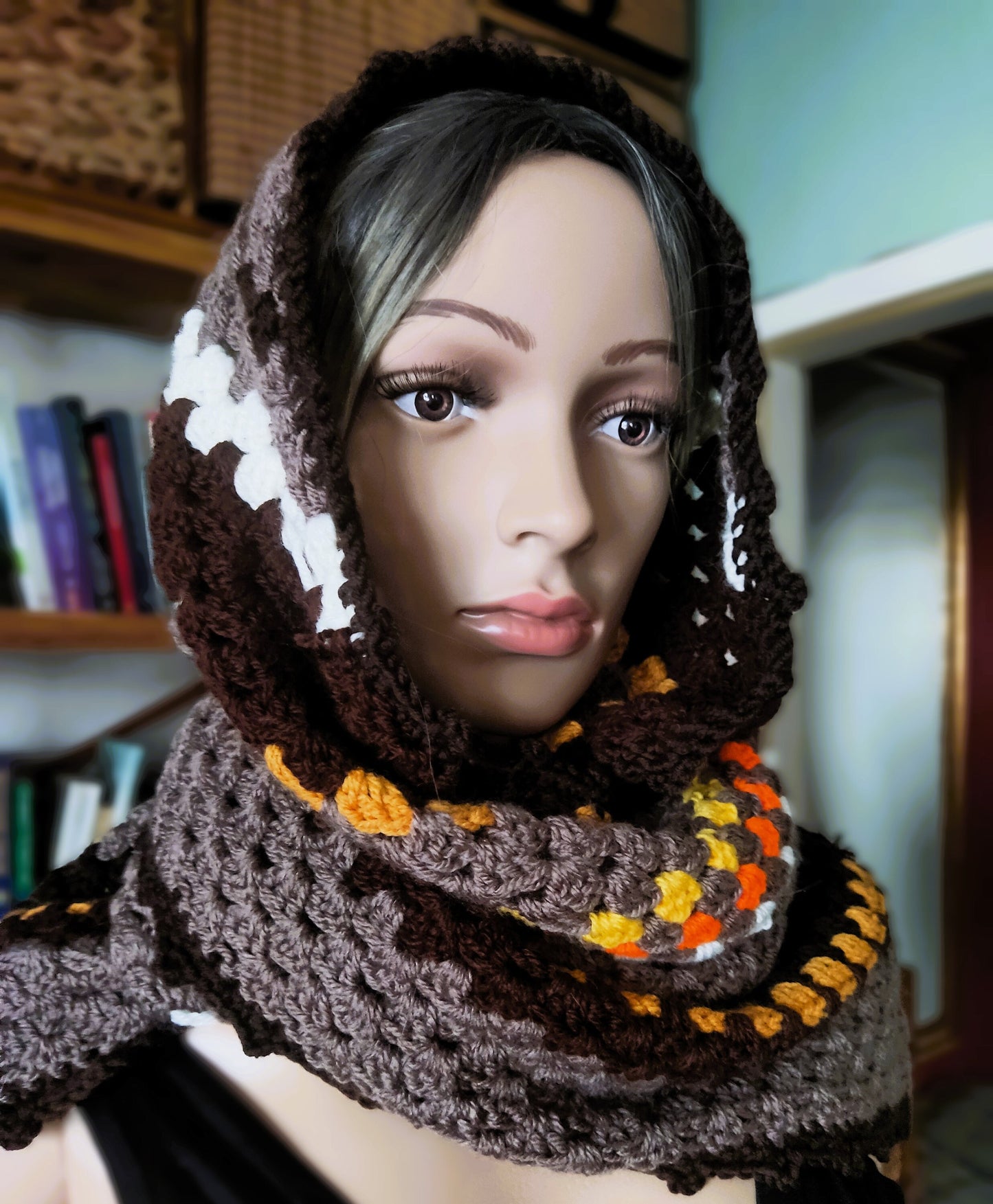 Gehäkelter Granny-Dreiecksschal, gehäkelter braun-orange-weiß gestreifter Dreiecksschal, gehäkelter Deckenschal, gehäkelter dreieckiger Wickelschal