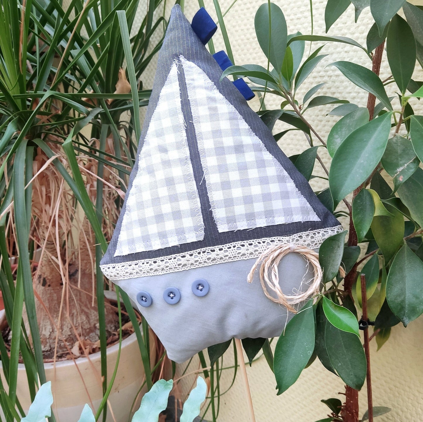 Patchwork-Segelboot-Kissen: Handgefertigtes Kissen im maritimen Stil