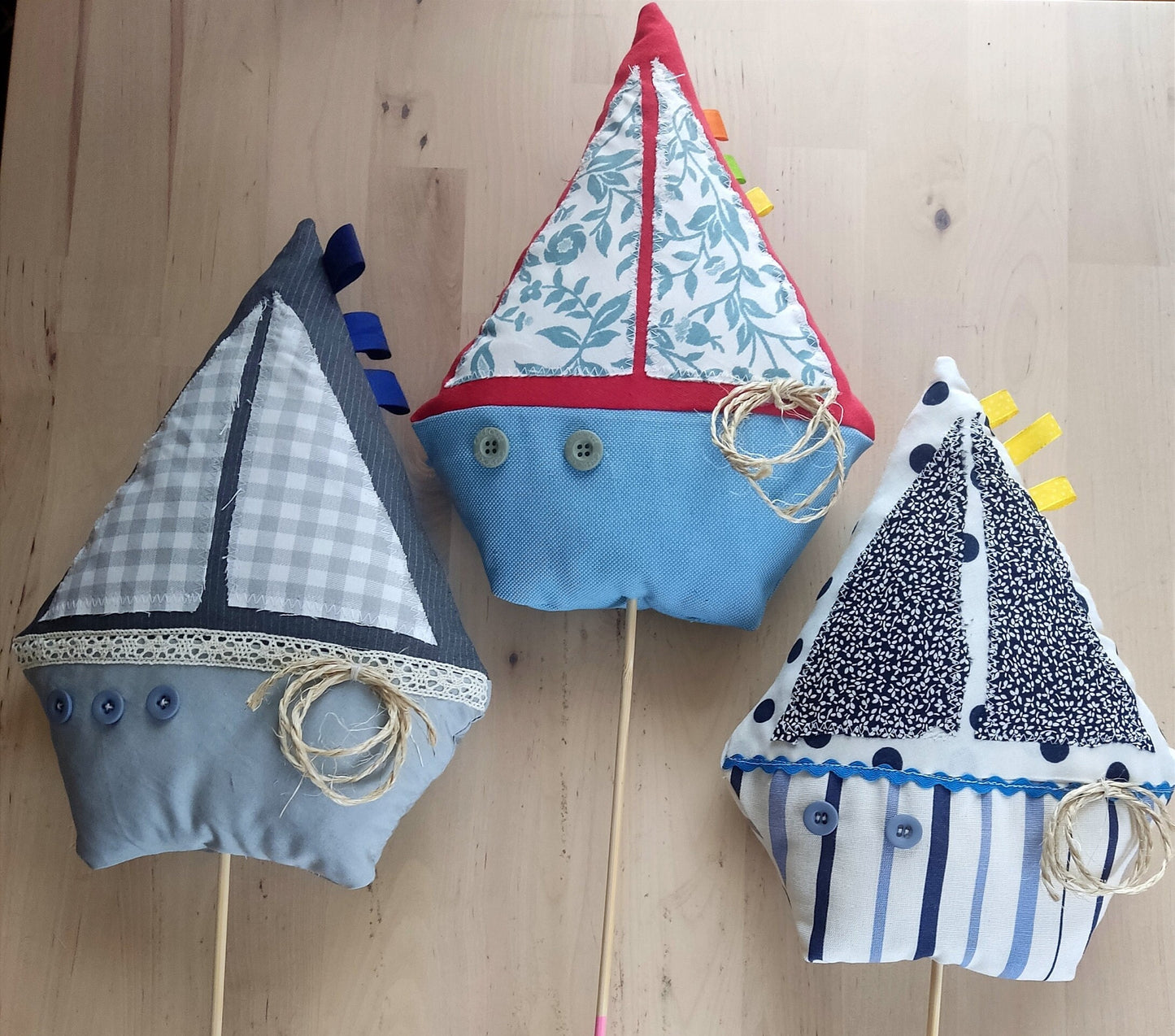 Patchwork-Segelboot-Kissen: Handgefertigtes Kissen im maritimen Stil