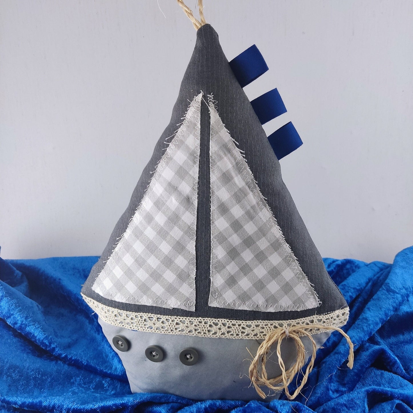 Patchwork-Segelboot-Kissen: Handgefertigtes Kissen im maritimen Stil