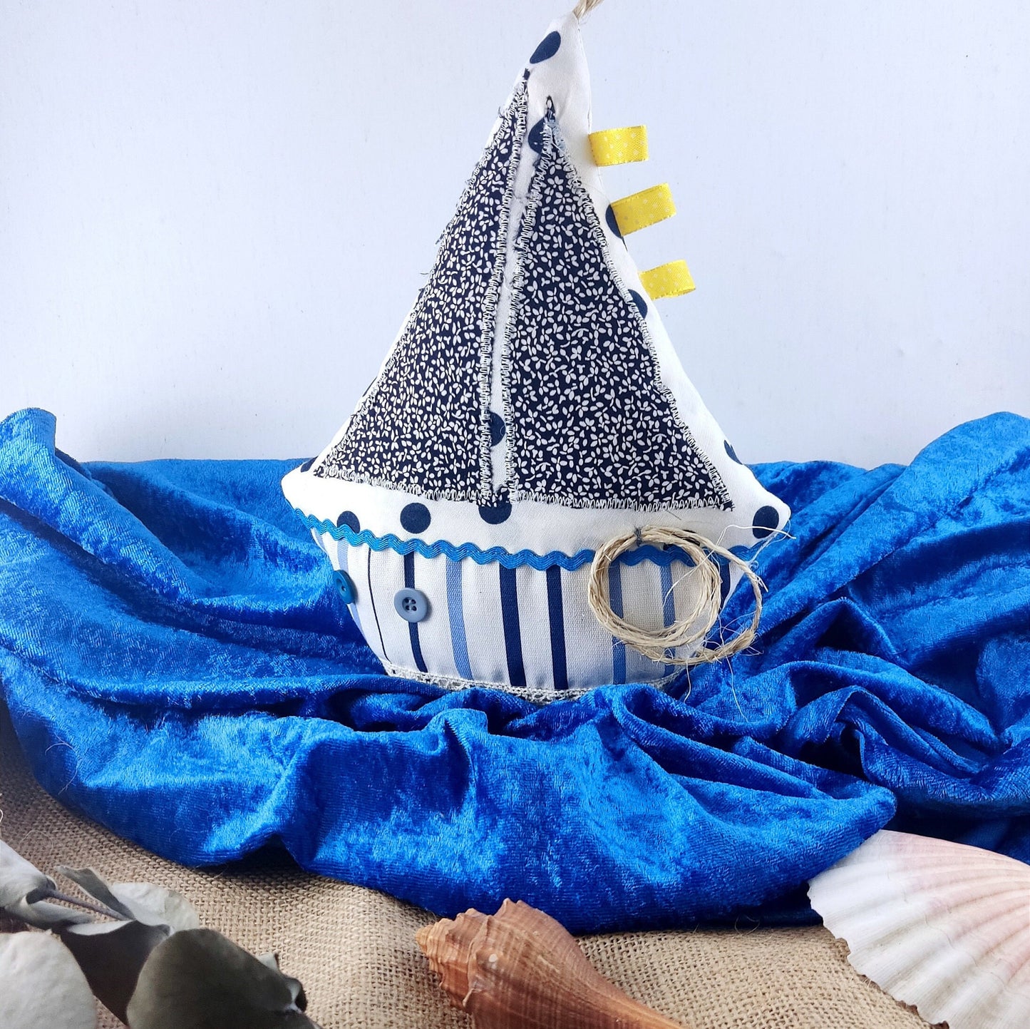 Patchwork-Segelboot-Kissen: Handgefertigtes Kissen im maritimen Stil