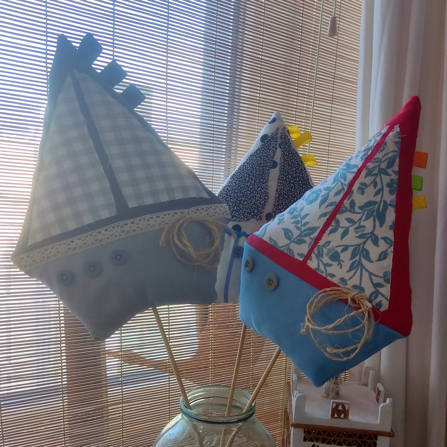 Patchwork-Segelboot-Kissen: Handgefertigtes Kissen im maritimen Stil