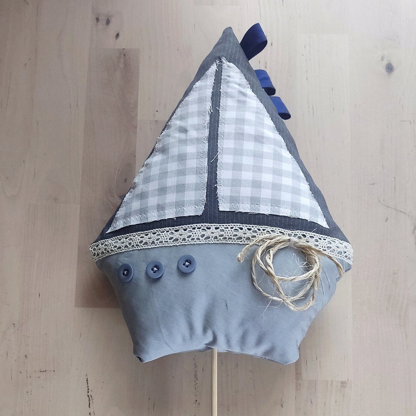 Patchwork-Segelboot-Kissen: Handgefertigtes Kissen im maritimen Stil