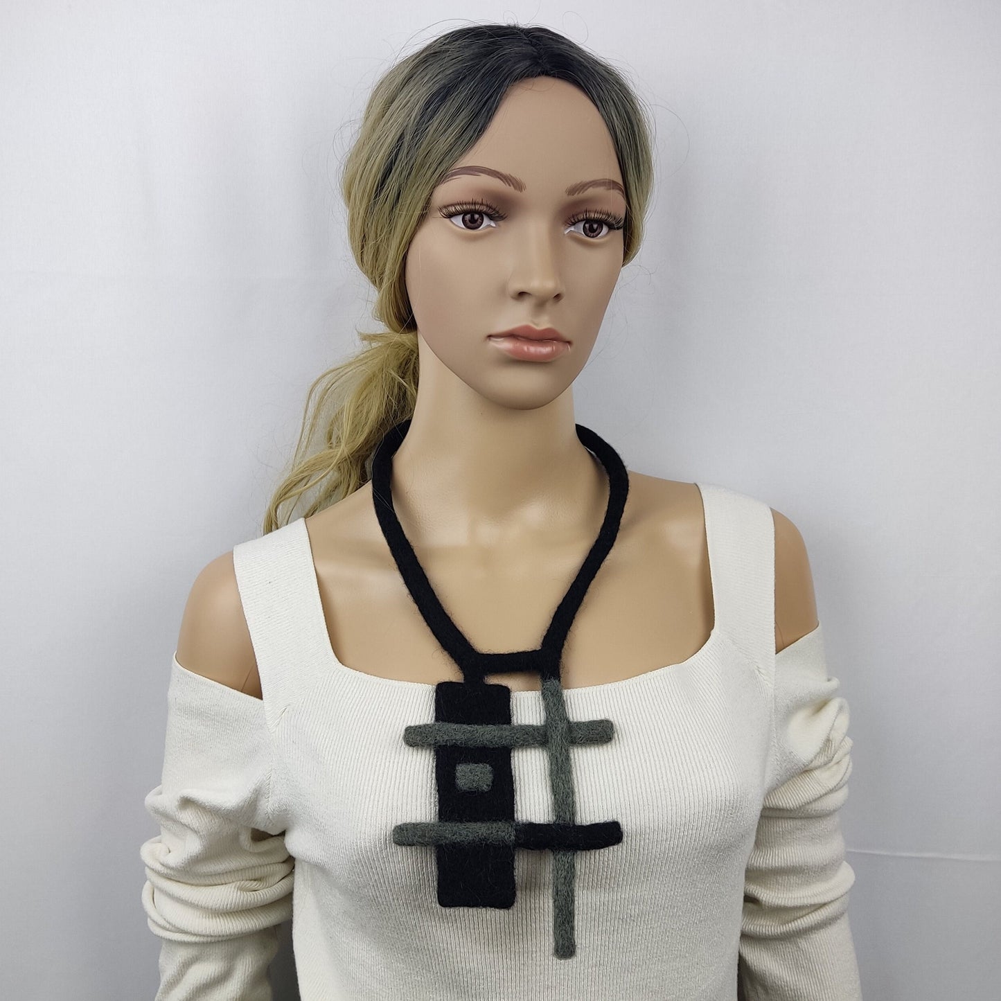 Schwarze und graue Choker-Halskette aus Wollfilz, Halskette mit geometrischer Form, Designer-Filzschmuck, Filzkunst zum Tragen