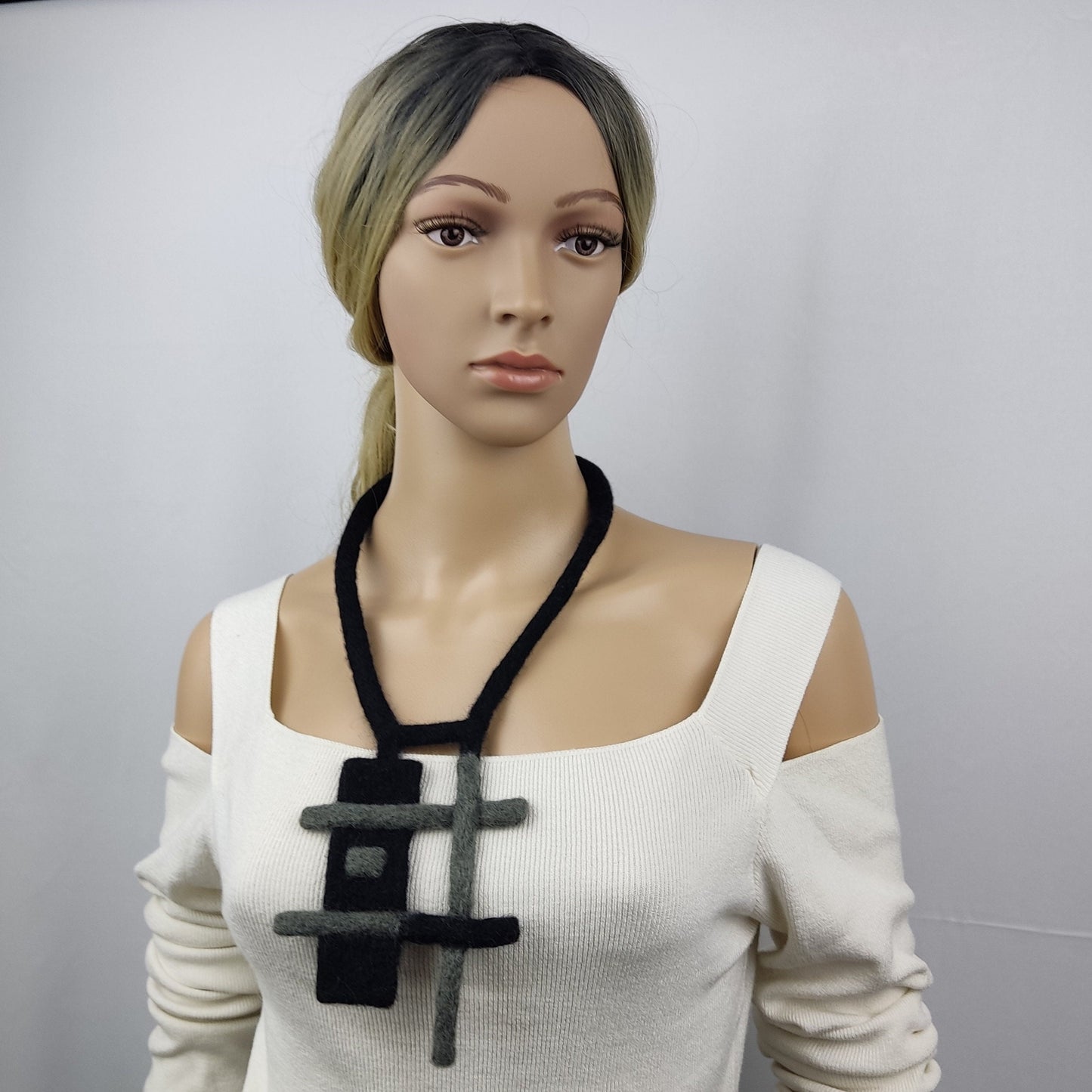 Schwarze und graue Choker-Halskette aus Wollfilz, Halskette mit geometrischer Form, Designer-Filzschmuck, Filzkunst zum Tragen