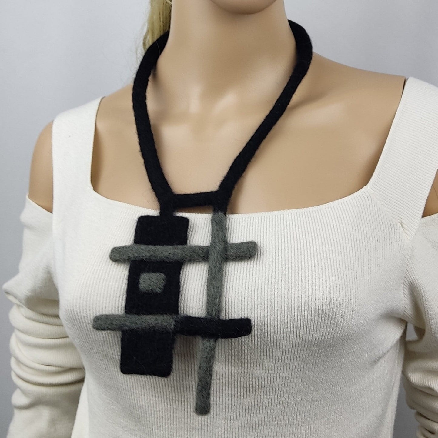 Schwarze und graue Choker-Halskette aus Wollfilz, Halskette mit geometrischer Form, Designer-Filzschmuck, Filzkunst zum Tragen
