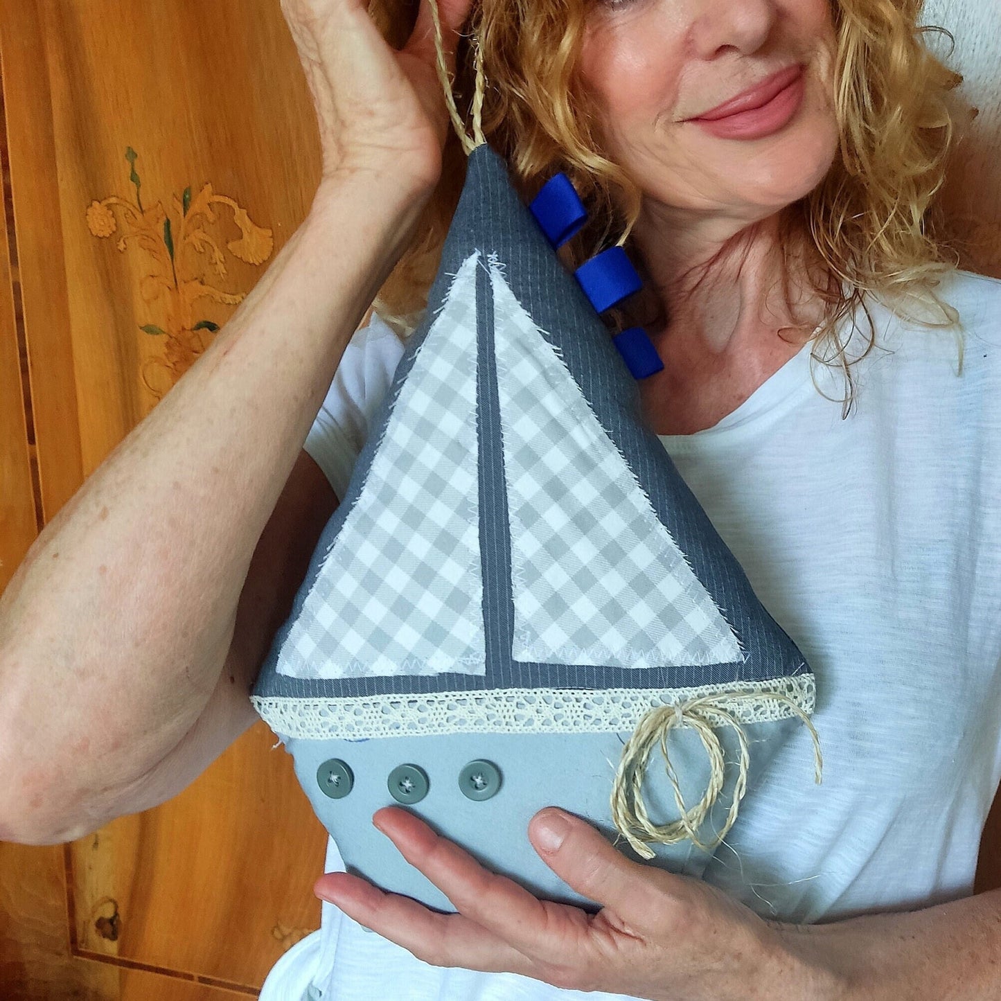 Patchwork-Segelboot-Kissen: Handgefertigtes Kissen im maritimen Stil