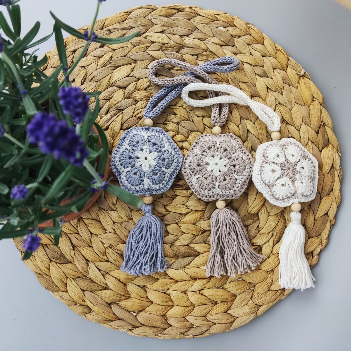 Handgehäkeltes Lavendelsäckchen-Geschenkset: 3 Baumwoll-Duftsäckchen in schwarzer Box