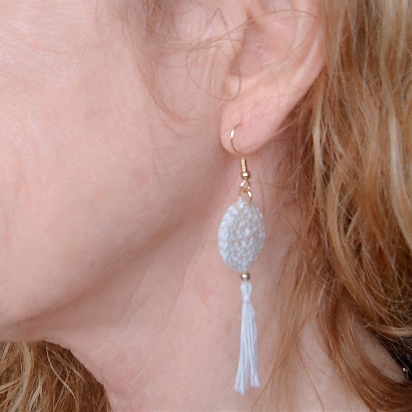 Weiße Häkelquasten-Ohrringe: Boho-Mikrohäkelschmuck