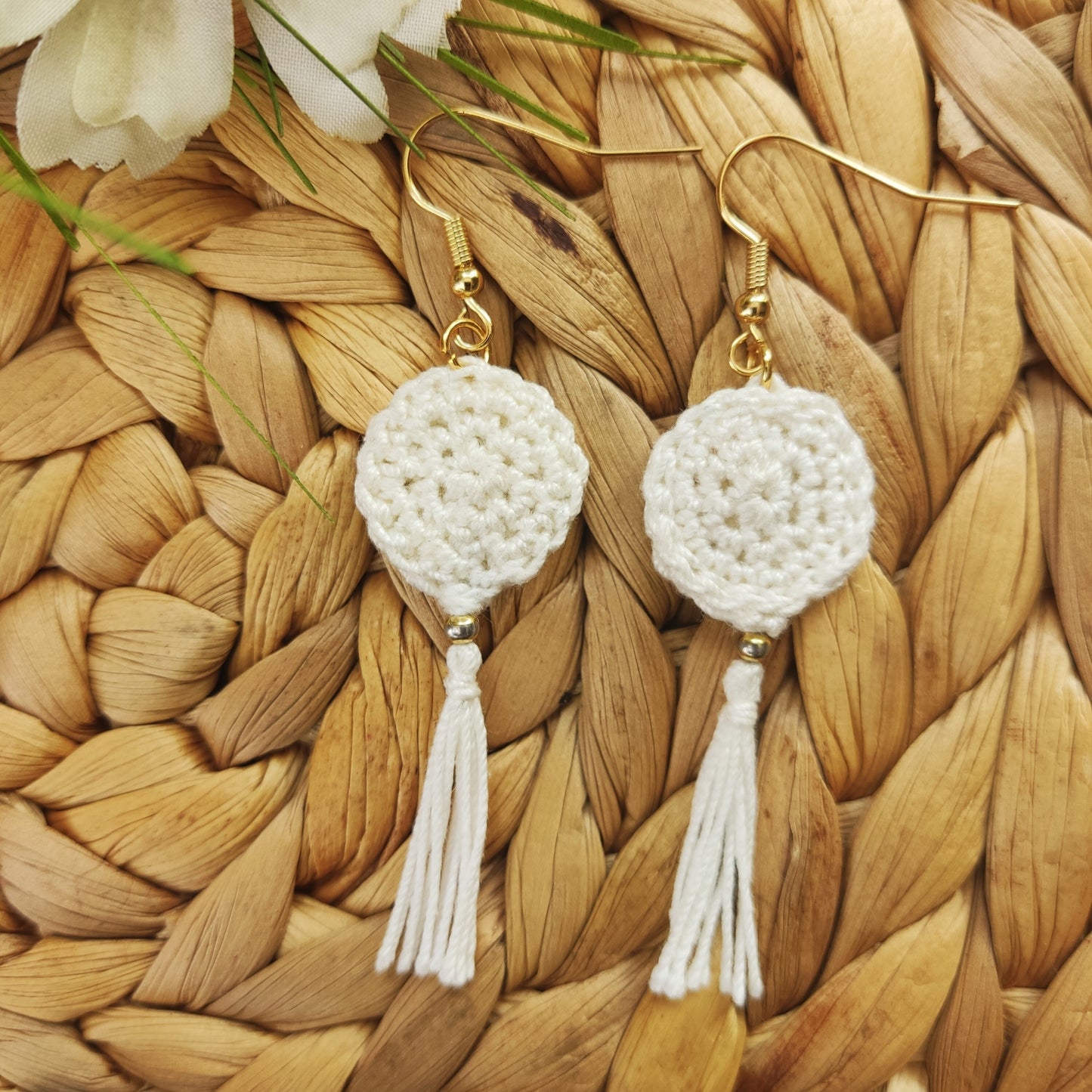 Weiße Häkelquasten-Ohrringe: Boho-Mikrohäkelschmuck