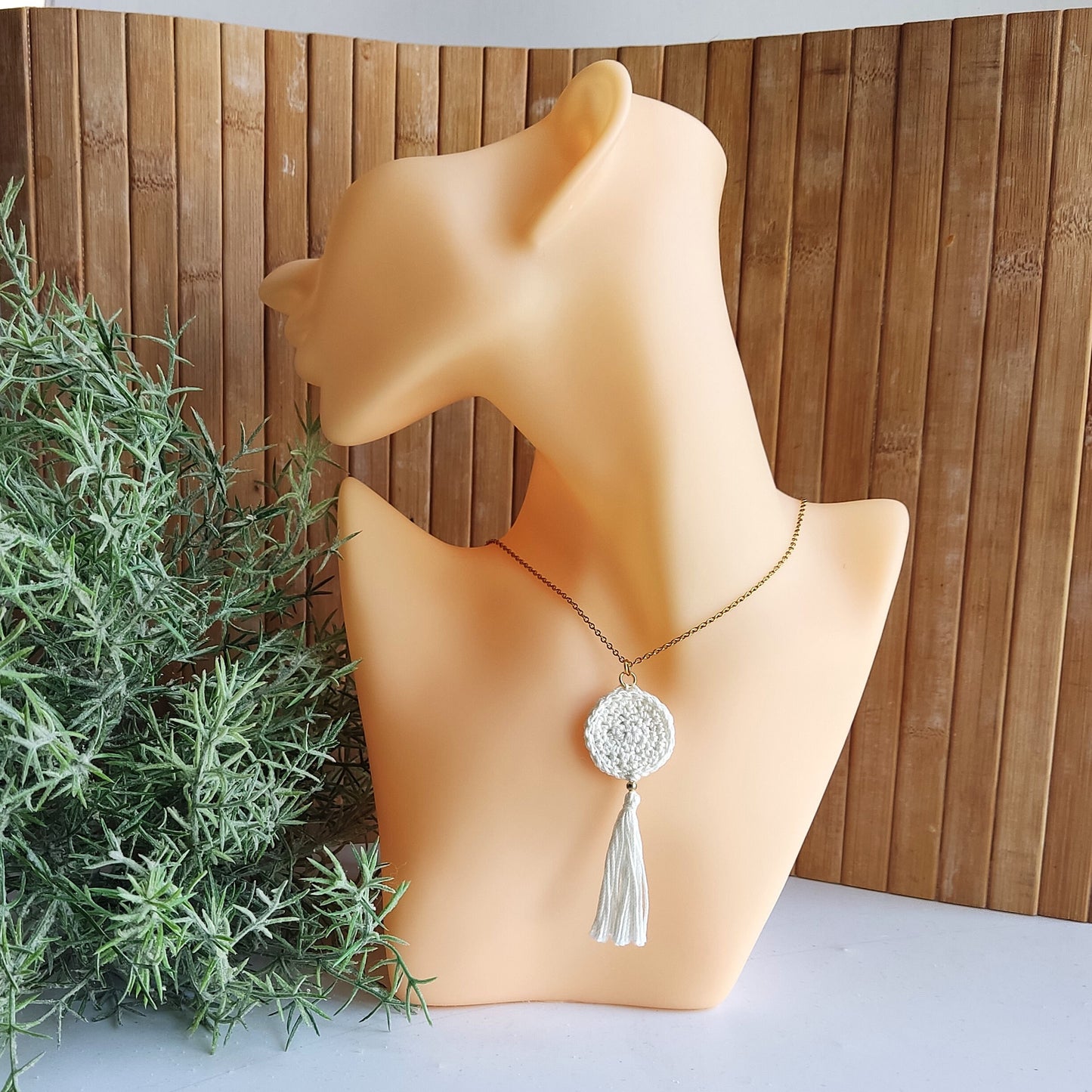 Weiße Häkelquasten-Ohrringe: Boho-Mikrohäkelschmuck