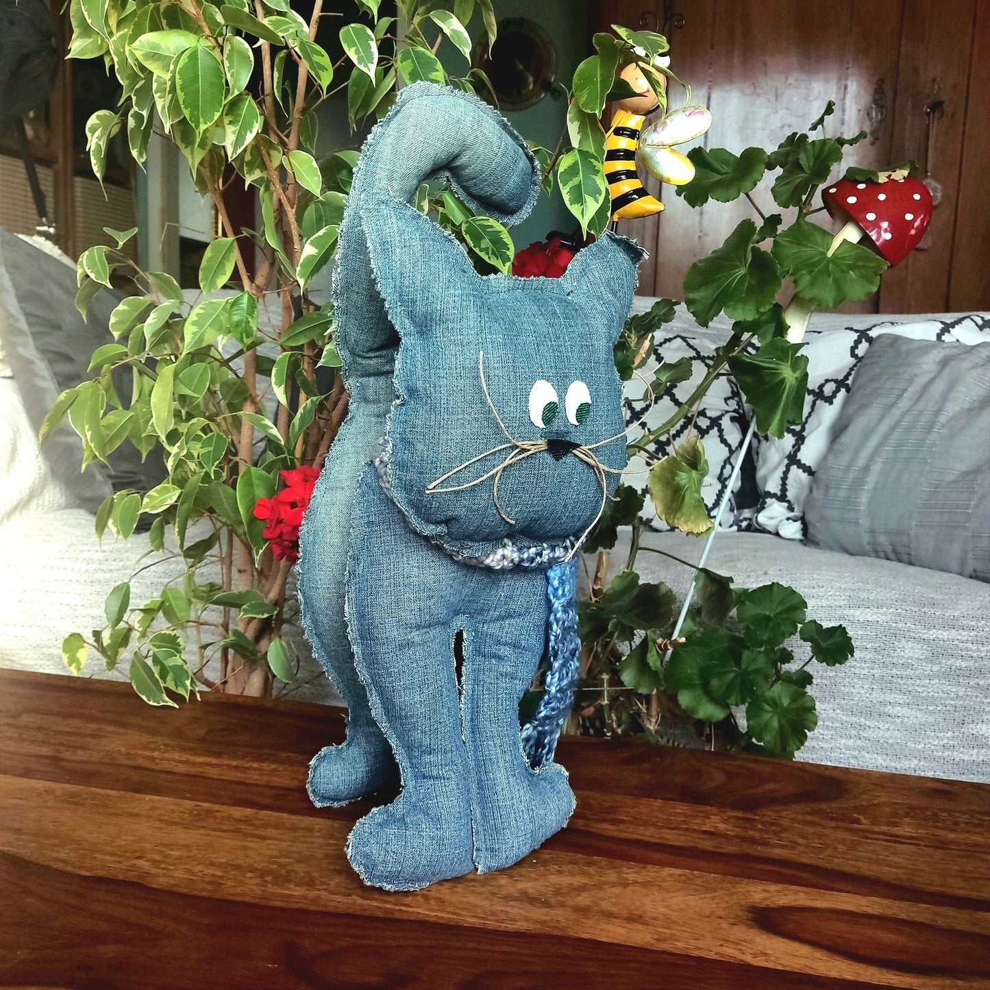 Stehende Katze, Plüschkatze, Kuscheltierkatze, Katze aus blauem Jeansstoff, Geschenk für Katzenliebhaber