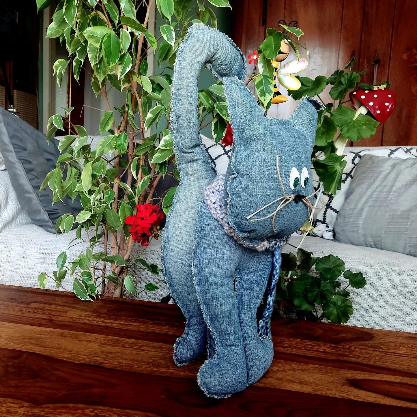 Stehende Katze, Plüschkatze, Kuscheltierkatze, Katze aus blauem Jeansstoff, Geschenk für Katzenliebhaber