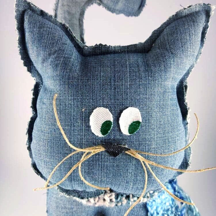 Stehende Katze, Plüschkatze, Kuscheltierkatze, Katze aus blauem Jeansstoff, Geschenk für Katzenliebhaber