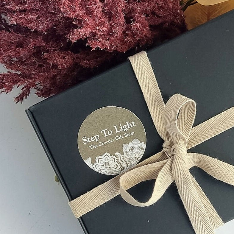 Handgehäkeltes Lavendelsäckchen-Geschenkset: 3 Baumwoll-Duftsäckchen in schwarzer Box