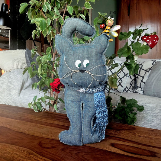 Stehende Katze, Plüschkatze, Kuscheltierkatze, Katze aus blauem Jeansstoff, Geschenk für Katzenliebhaber