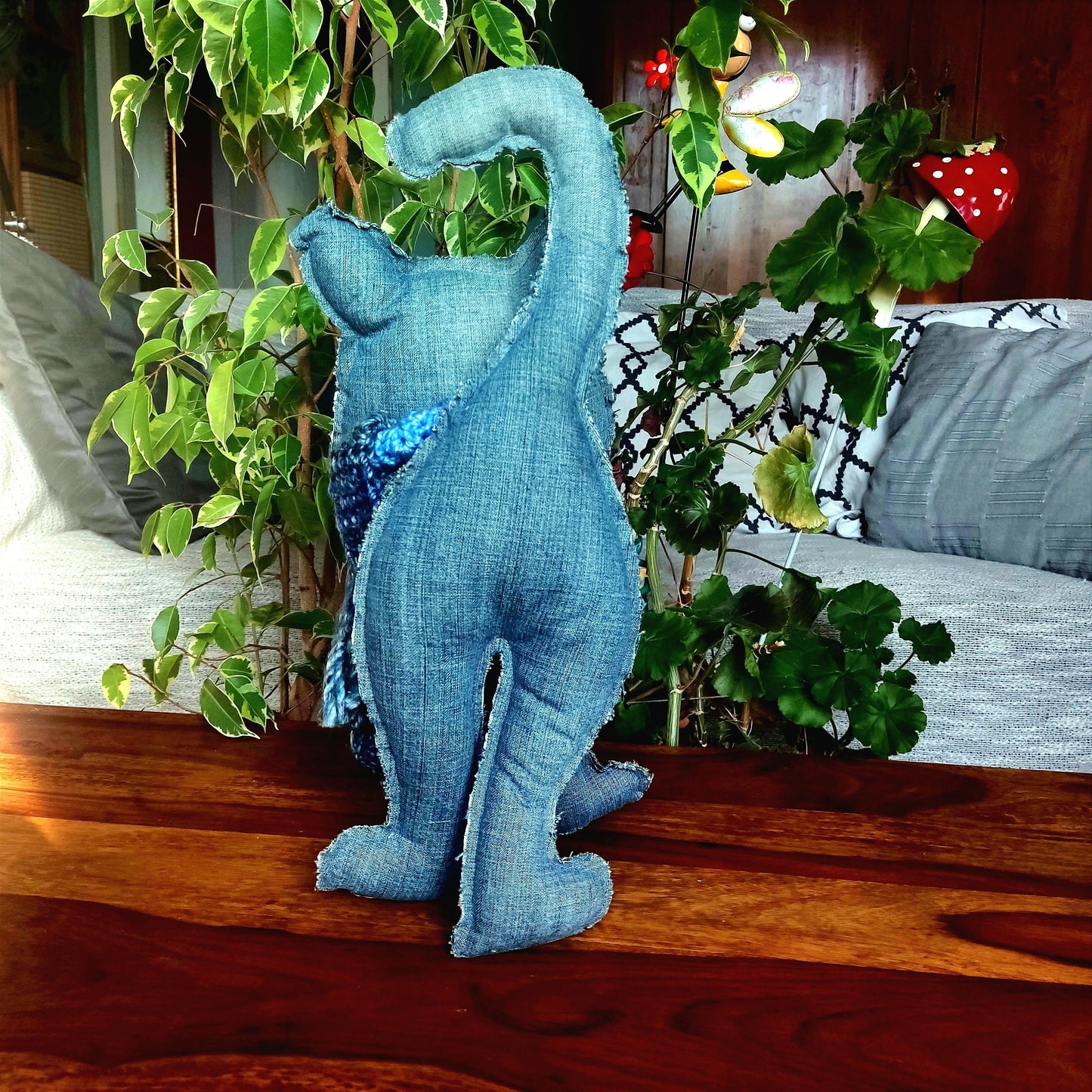 Stehende Katze, Plüschkatze, Kuscheltierkatze, Katze aus blauem Jeansstoff, Geschenk für Katzenliebhaber