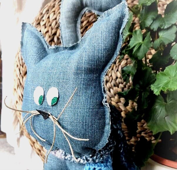 Stehende Katze, Plüschkatze, Kuscheltierkatze, Katze aus blauem Jeansstoff, Geschenk für Katzenliebhaber