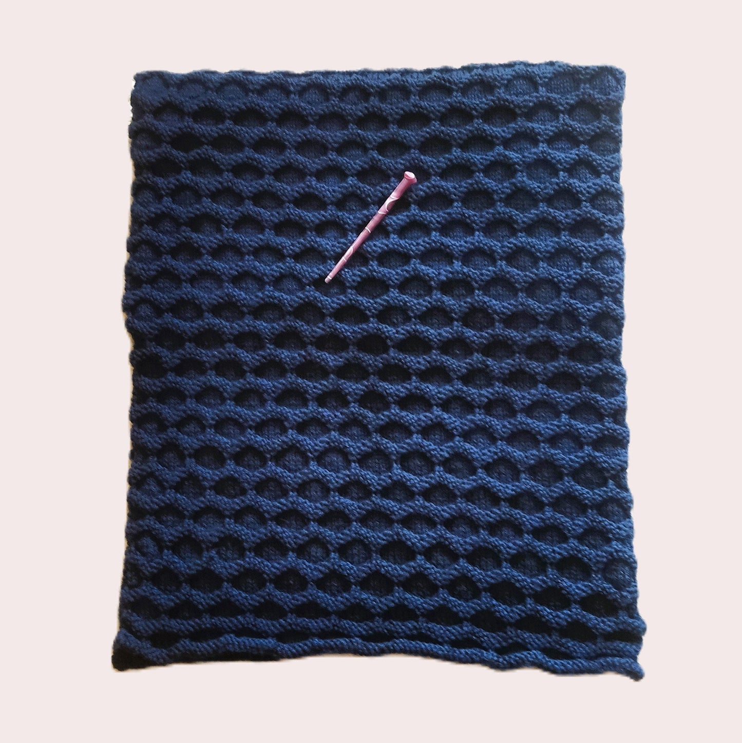 Chunky knitted navy blue rectangle scarf with a pin, handmade fashionable blue blanket scarf,cosy soft oversized scarf ,Blau Gestrickt Schal