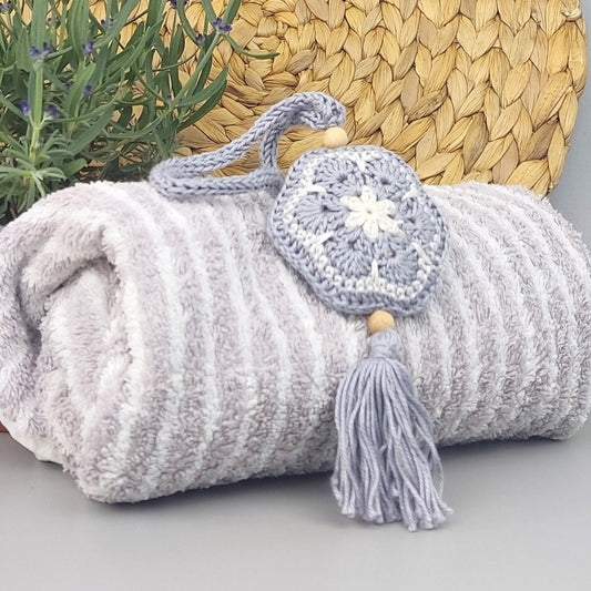 Handgehäkelter Lavendelsäckchen: Lufterfrischer aus Baumwolle mit Holzperlen (30 cm)