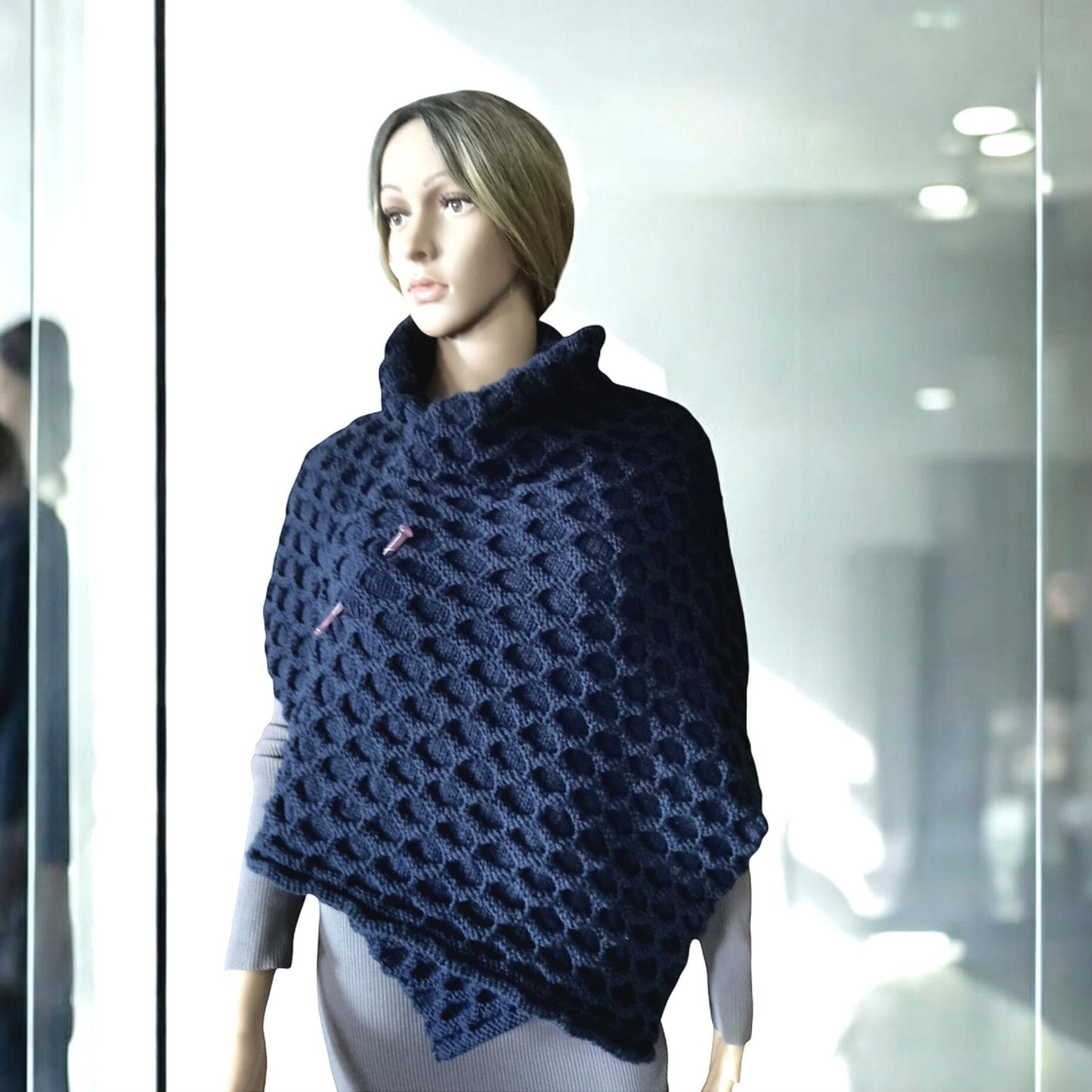 Chunky knitted navy blue rectangle scarf with a pin, handmade fashionable blue blanket scarf,cosy soft oversized scarf ,Blau Gestrickt Schal