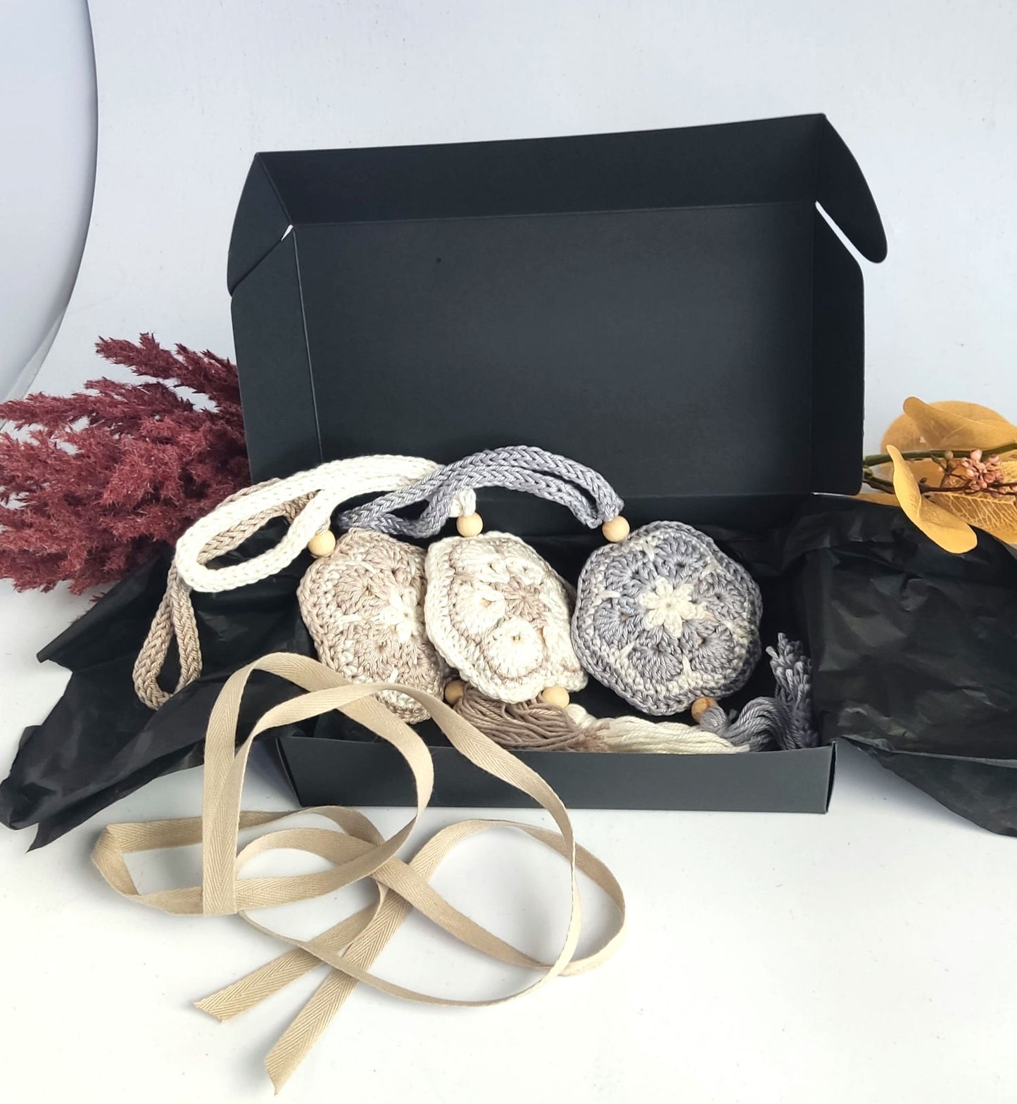 Handgehäkeltes Lavendelsäckchen-Geschenkset: 3 Baumwoll-Duftsäckchen in schwarzer Box